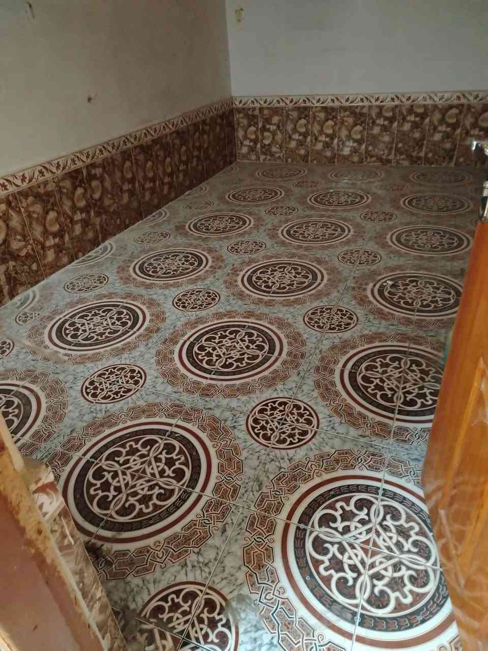 بيت الإيجار غرفتين وصاله كبيره ومطبخ حمام ومغاسل مشترك البيت ارضي المكان الثوره خلف مجمع روما قريب على الشارع الاتصال على الرقم ***********
