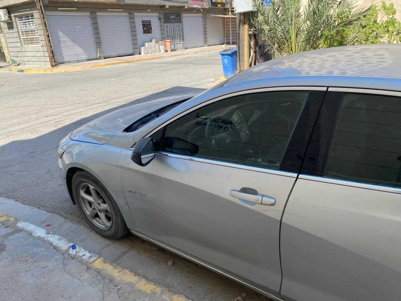 السلام عليكم عندي ماليبو 2019 للبيع 
 السياره مكينة كير خير من الله تبريد تدفئة غرفتهة حلوه السيارة تخم تاير حداديه امامي خلفي كله جديد ادامه قبل شهرين مسويلهة كاملة بيهة صبغ 3قطع بدون دواخل او تبديل باب خلف السائق الباقي مكفول من ضربه او صبغ السعر 105 وبيهة مجال للشراي المكان الشعب شارع عدن 
***********
