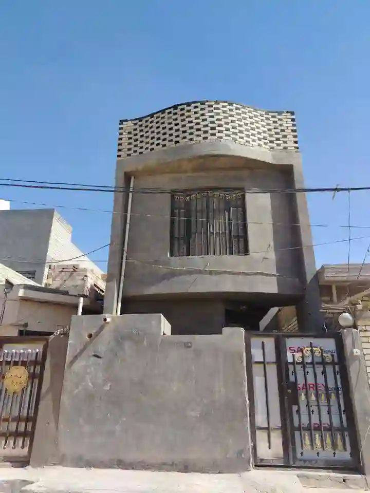 السلام عليكم يتوفر لدينا بيت مساحه  100 متر طابقين درجه اولى يتكون من 3 غرف في النجف حي النداه منطقه  59 سعر البيت 95 مليون الشراي
يتصل ***********
***********
