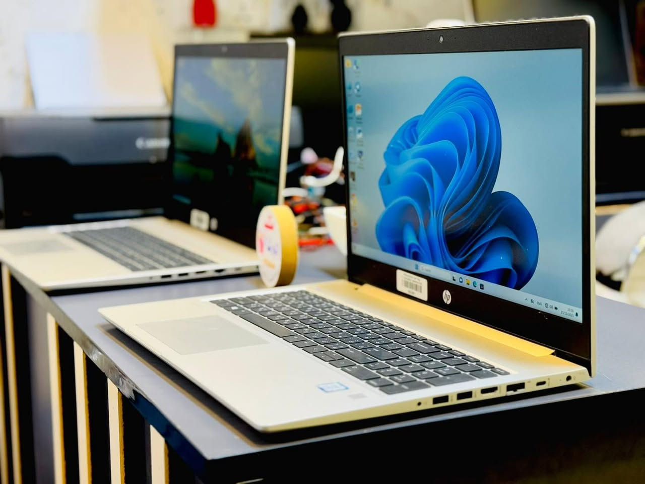 🔴عرض نهاية السنة 
وبسعر ثابت لطفاً 295 الف فقط 
🔵لابتوب سوبر سلم غلاف معدني
🟣 الموديل المميز والأكثر طلباً.
🟤مناسب جداً لطلبة الجامعات .
 ✅المعالج Core i5-
 ✅ذاكرة الوصول العشوائي (الرام) 8GB .
 ✅التخزين( الهارد) SSD 256GB  
 ✅مقاس شاشة(حجم الشاشة)  15.6 انج.
 ✅منفذ HDMI &TYPE C 
 ✅كيبورد  عربي انكليزي ضوئي بصمة. 
 ✅تصميم جميل وانيق .
🔴متوفر بكج كامل لابتوب وطابعة مع التنصيب والبرمجة وبسعر مميز  .
🟢ملاحظة الكمية محدودة والعرض لغاية 1/1 فقط 
🔵لتثبيت الحجز *********** .
