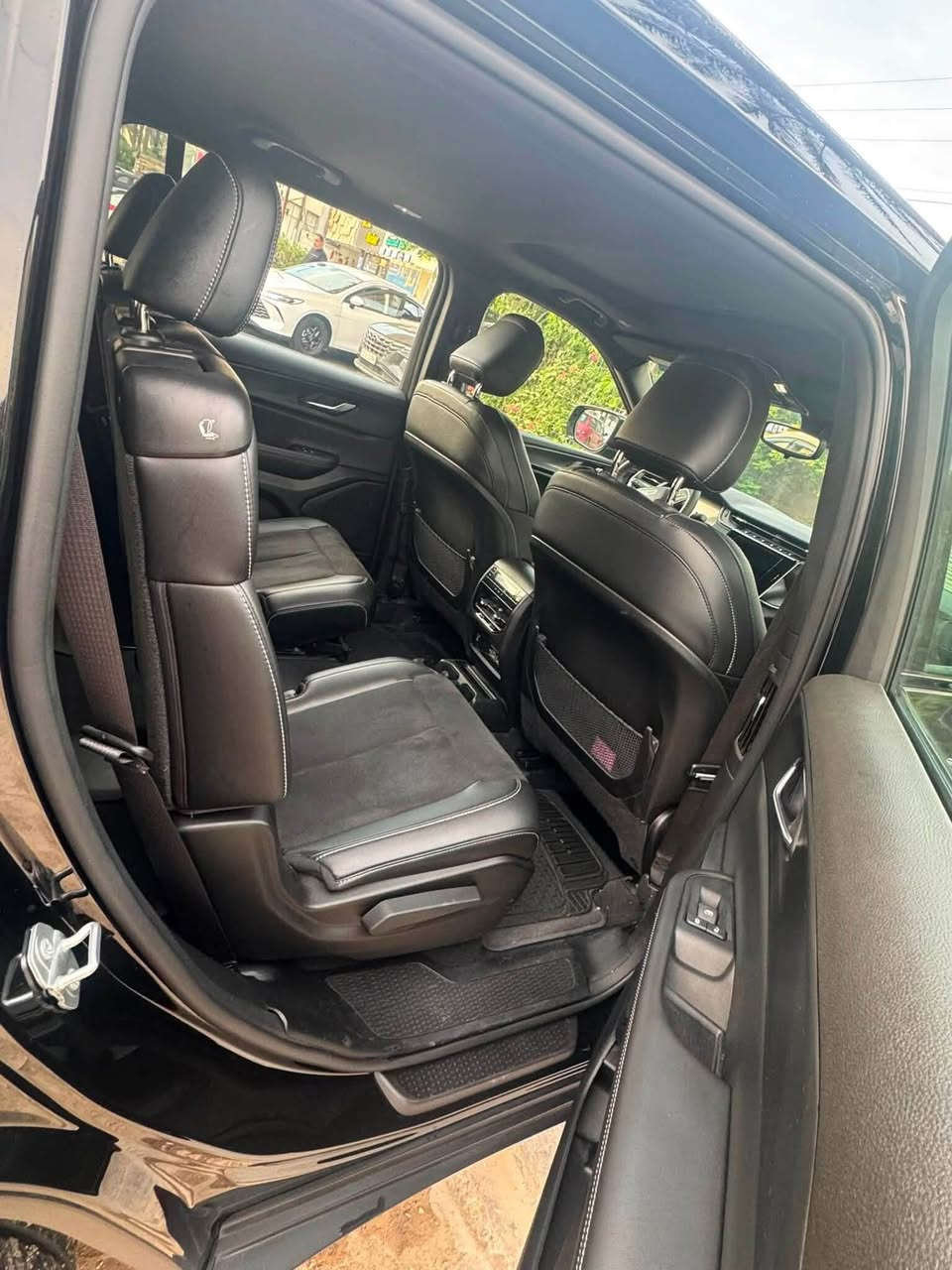 جيب كراند شيروكي بلاك توب بيع او مراوس سورينتو الشكل الجديد
: 2024 . (وارد امريكي) .
293hp . V6. 3.6L : المحرك
العداد : 8 الف ميل جديدة كلش ع وضع الشركة .
المواصفات :
* 7 راكب .
دفع رباعي 4x4 .
رادار امامي مع مانع تصادم .
تحذير الخروج عن المسار .
تحذير النقطة عمياء .
نظام تحذير عند التقاطعات.
* شاحن موبايل وايرلس.
* ويل قياس 20 انج .
* فتحة سقف .
* لوحة القيادة بقياس 12 أنج.
* كير شفتر بالستيرن .
* كاميرا خلفية.
*شاشة متوسطة 8.1 أنج
* المصابيح الأمامية زنون .
* كشافات الضباب زنون،
* دخول ذكي.
الصندوق الخلفي كهربائي .
فرش المقصورة الداخلية من الجلد والشاموا .
مقعد السائق كهربائي .
المقاعد الأمامية تدفئة .
حساسات خلفية .
دوسات جانبية .
مكيف خلفي .
تدفئة مقود القيادة .
مانع تصادم خلفي .
بلوتوث تلفون .
الضرر: حادث كلش خفيف (سطحي)ربع جاملغ خلفي وربع الباب الخلفي 
السعر 34
⭕️ مكاني بغداد / السيدية
دخول جديد 
***********
