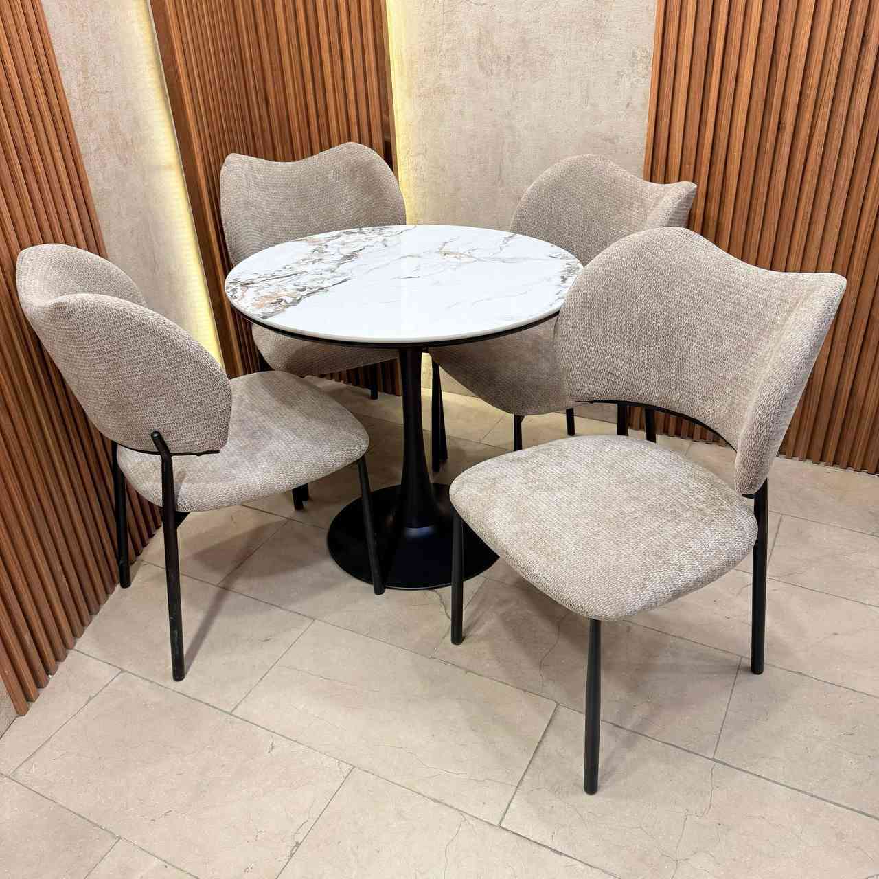 ميز طعام 4 كرسي السطح رخام مزجج قياس الميز 80 سم 
رجل الكرسي حديد صبغ حراري 
الدوشمه مخمل مقدف وتر پروڤ
السعر  200  الف


**إذا كنت صاحب هذا الإعلان وتريد حذفه لأي سبب، رجاءا أرسل رسالة إلى الدعم الفني**