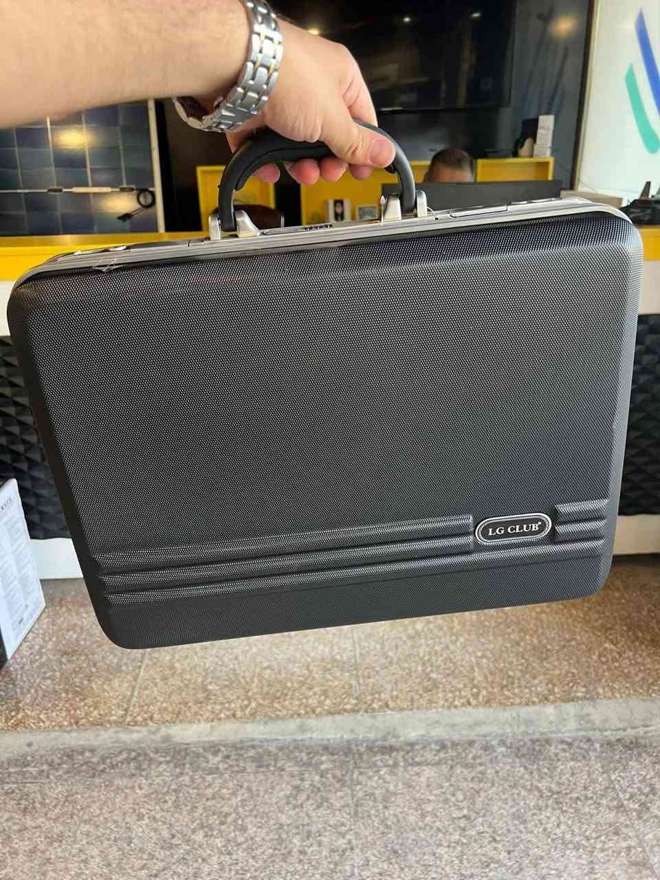 لأصحاب الذوق الرفيع والتميز 💼
إذا كنت تبحث عن حقيبة تعطيك هيبة وأناقة، وفرنالك الخيار الأنسب لك. حقيبة كلاسيكية تجمع بين الفخامة والعملية، ومثالية جداً لحفظ مستنداتك وأشيائك المهمة (مثل جوازات السفر، الأوراق الرسمية، والأغراض الشخصية) بأمان تام في مكان واحد.
​أهم المواصفات والمميزات:
• متوفر لدينا نوعين لتناسب ذوقك واحتياجك.
• مصنوعة بجودة عالية من جلد مقوى بمادة الألياف الكاربونية.
• قفل أمان برمز سري (أرقام) لحماية ممتلكاتك 🔒
• تقسيمات داخلية ممتازة ومنظمة لسهولة ترتيب الأغراض.
​السعر: 50 فقط ✨
​🚚 يوجد توصيل لكل محافظات العراق، ويصلك الطلب خلال 24 ساعة فقط!
​لتثبيت الحجز، يرجى إرسال رقم الموبايل مع العنوان الكامل.
للتواصل والطلب راسلنا على الخاص، أو عبر الواتساب على الرقم:
📞 ***********
