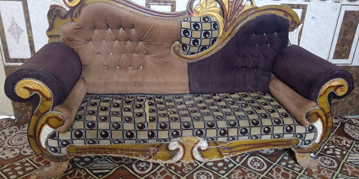 تخم للبيع ١٠ مقاعد ملكي السعر ١٥٠ فقل مكان في الحله مركز المدينه واتساب ***********
