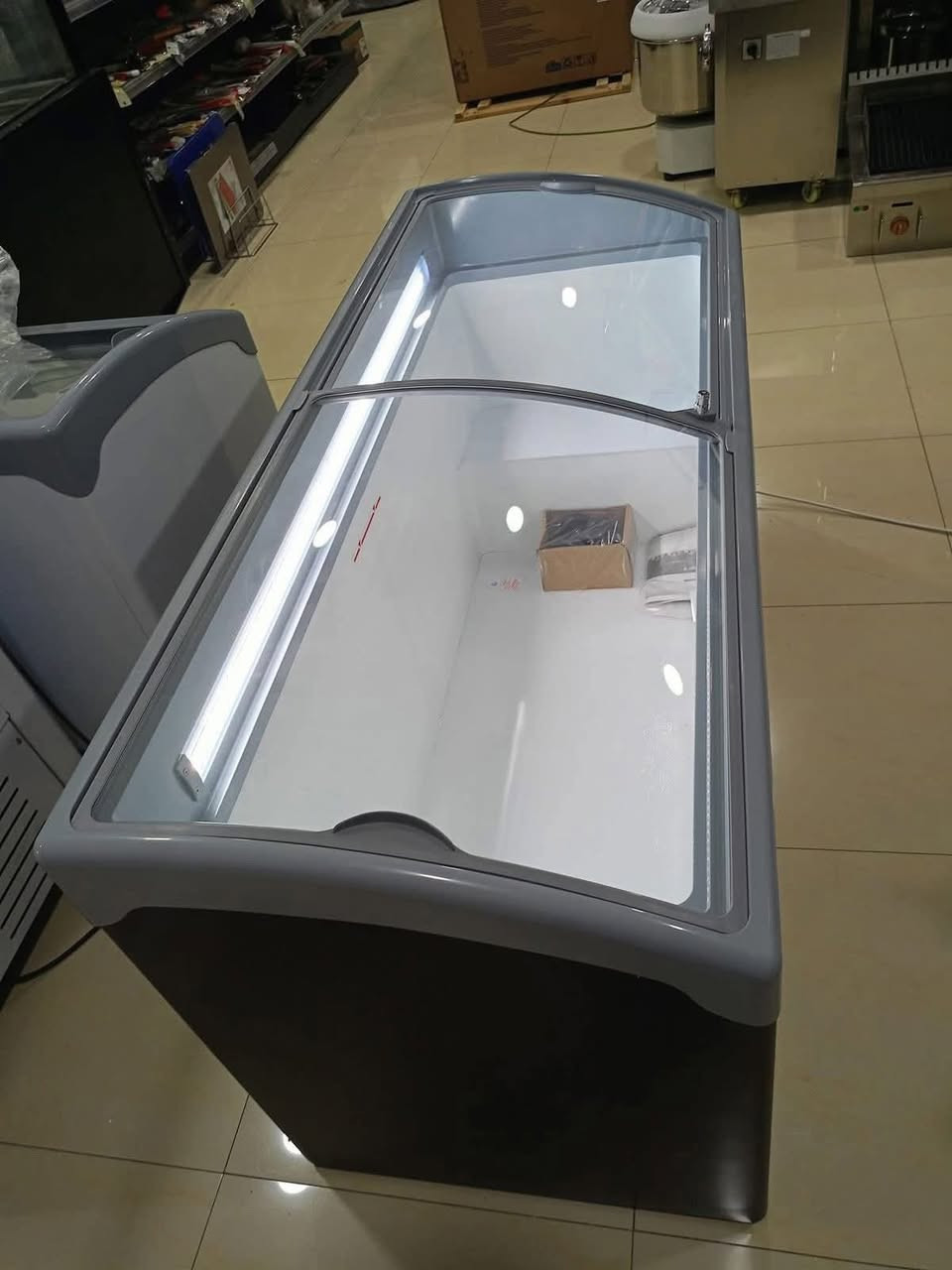 ✨ مجمدة UGUR تركية — حالة ممتازة للبيع! ✨
للبيع مجمدة عرض أصلية من شركة UGUR التركية المعروفة بالجودة والمتانة 🇹🇷

🔹 استخدام قليل ونظيفة جداً
🔹 لون أسود أنيق يناسب المحلات الحديثة
🔹 تبريد قوي وثابت
🔹 زجاج علوي واضح للعرض
🔹 مناسبة للمحلات، السوبرماركت، ومحلات الحلويات واللحوم

📍 الحالة: شبه جديدة
💰 السعر: قابل للتفاوض عند الجدية

📞 للتواصل والاستفسار: راسلنا خاص أو اتصل بنا.
+964 770 553 2377
+964 786 733 1046
العنوآن بغداد الكرادة
الفرع الثاني بغداد مدينة الصدر
لا تفوّت الفرصة — الجودة التركية بسعر مناسب


**إذا كنت صاحب هذا الإعلان وتريد حذفه لأي سبب، رجاءا أرسل رسالة إلى الدعم الفني**