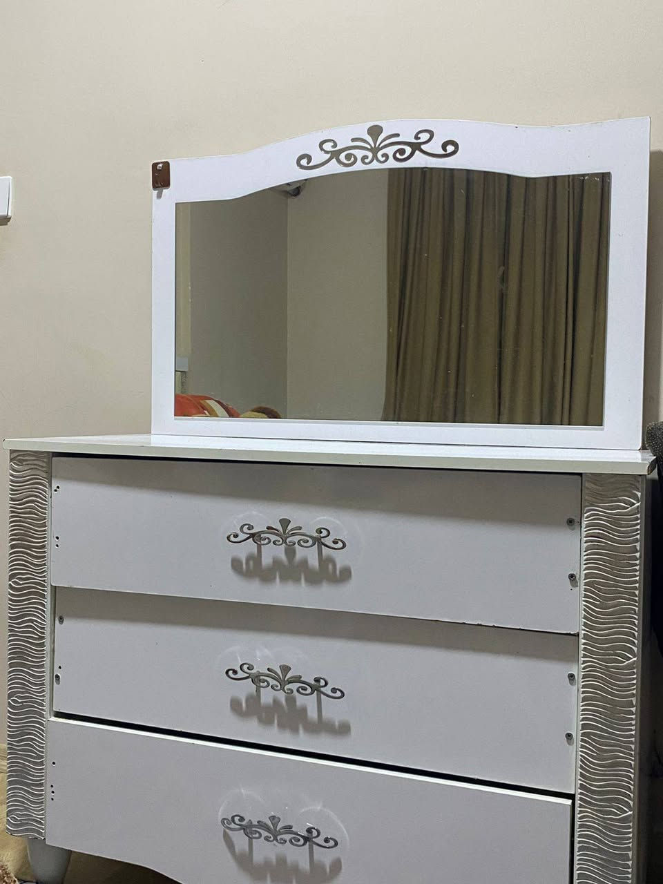 للبيع غرفة نوم ٥ قطع ب٢٨٠ الف للتواصل ***********
