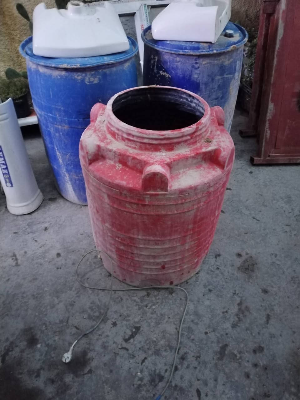 غراض للبيع مغاسل عدد 2 براميل 2 تانكي ١ ساونه هايدروليك 2 قيم واخذ مراسله اول اتصال ***********
