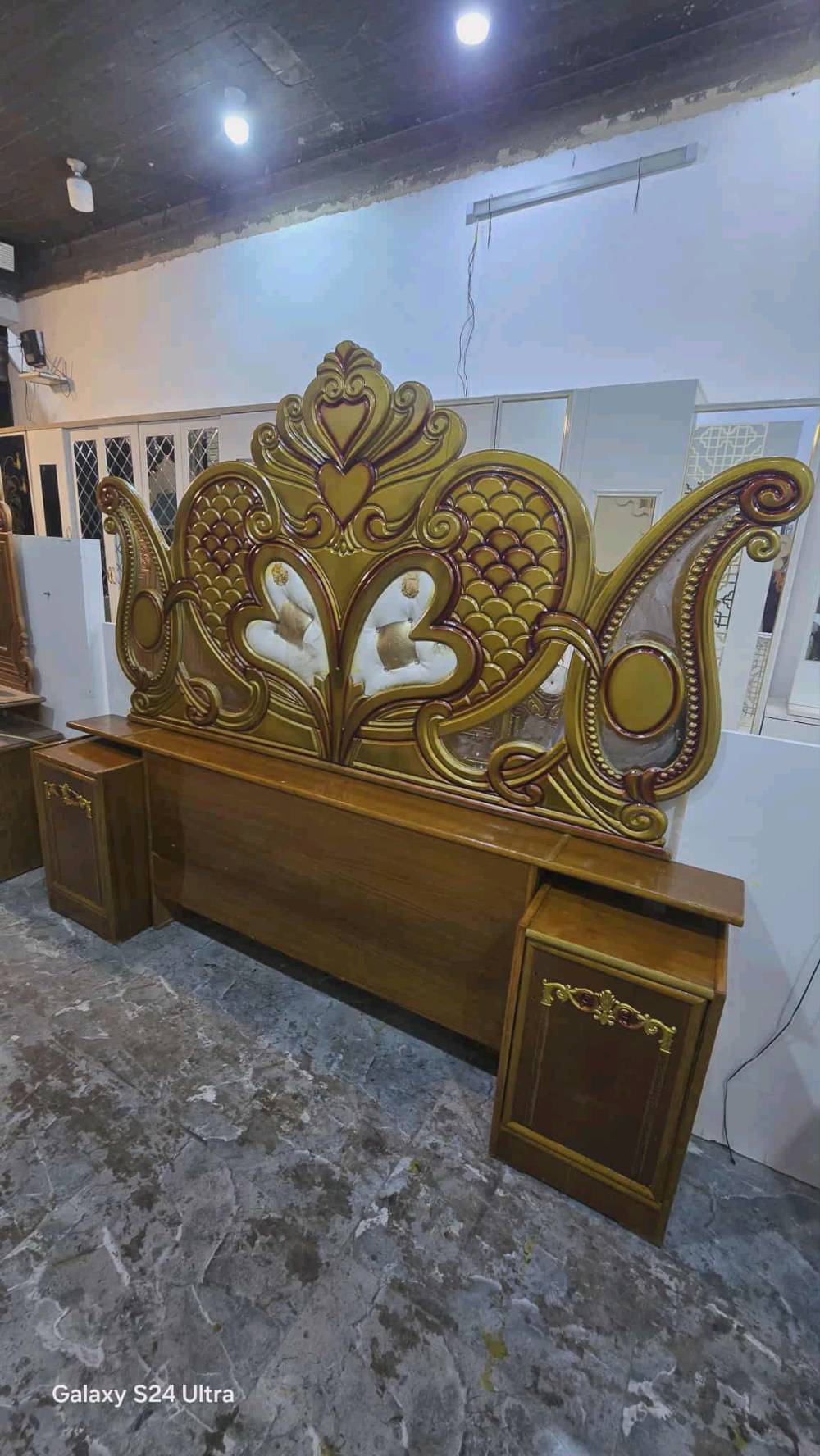 غرفة نوم فاخرة ومميزة تتضمن خزانة كبيرة مع تفاصيل زخرفية مذهلة ومرايا أنيقة. تصاميمها مستوحاة من الفن الكلاسيكي مما يضفي جمالية وجو راقي على الغرفة. الخشب ذات جودة عالية وبألوان دافئة تضيف رونق وجو من الدفء والراحة إلى أي غرفة نوم.