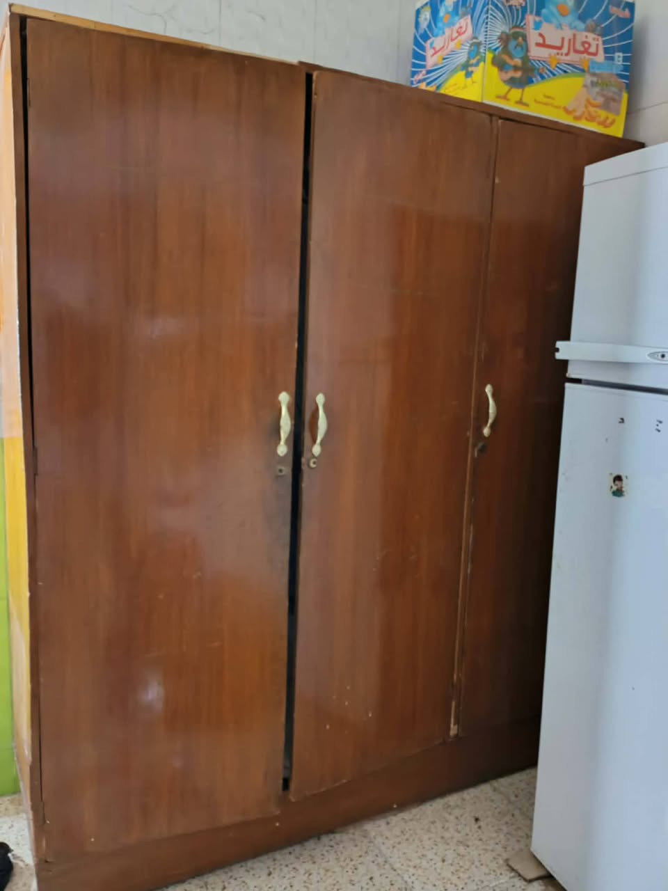 السلام عليكم 
معرض نضيف كلش 30 قفل
وكنتور 3 بيبان كذالك نضيف 
سعره 60 قفل 
خاص ما اتواجد هواي 
هذه رقمي
***********
