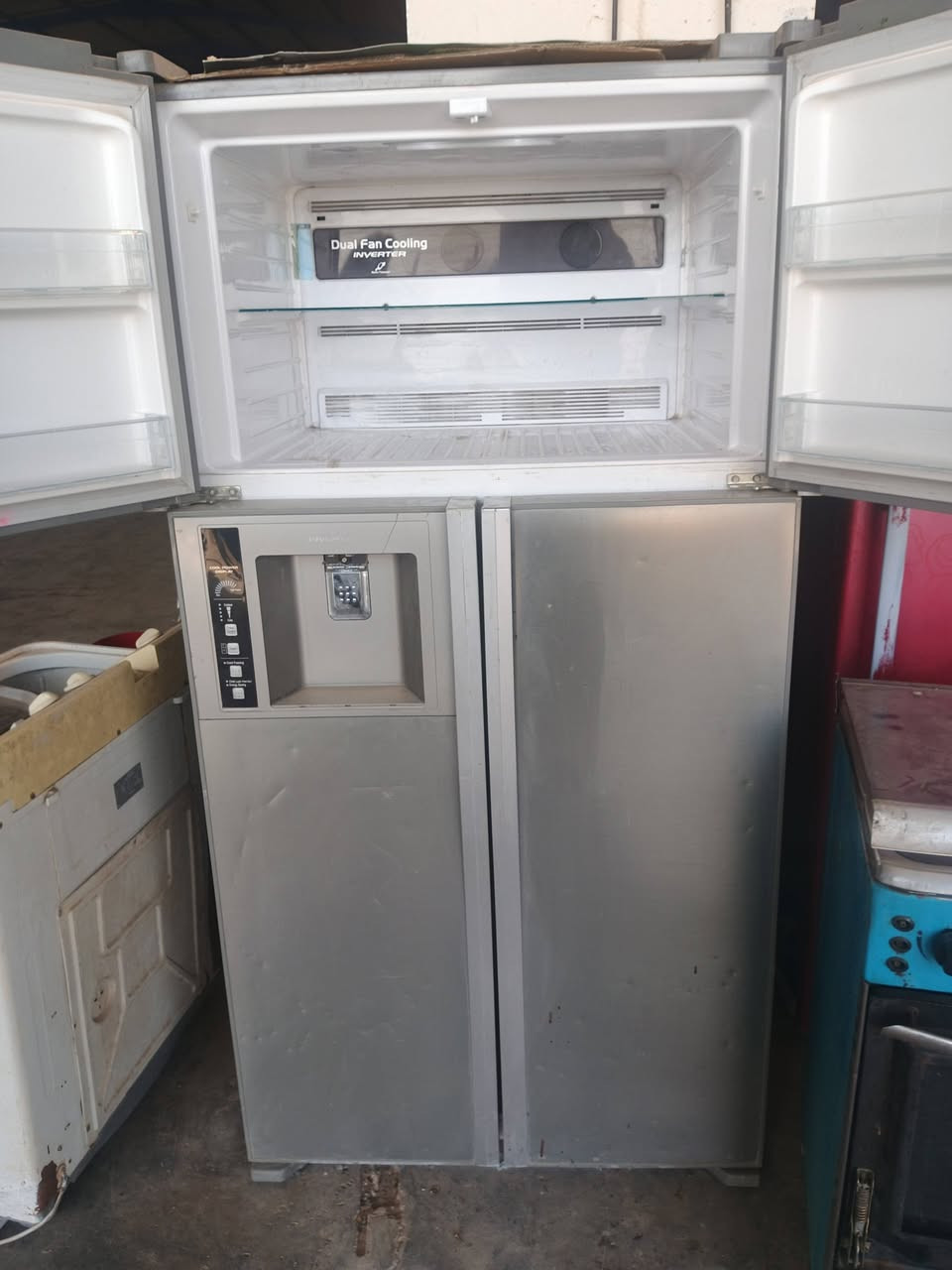 ثلاجه ٤ ابواب هيه ثلاجه +/مجمده  نوع هيتاشي.. شرط ع فحص وبلاديه ..350..الف .بيع مراوس ***********..
