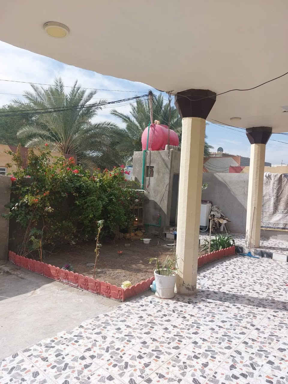 عقار يصلح بيت للسكن او حسينية لخدمة الزائرين عنوانه شارع بغداد قرب الخباطة العتبة طريق مجمع ابن حلوة للفلل صب كونكرت مسلح خريطة كاملة وكافة الخدمات موجودة تبليط مستوصف مدارس سوگ مساحته  ٢٥٠ متر سند ٢٥ يباع مع الاثاث او بدون للاستفسار ***********
