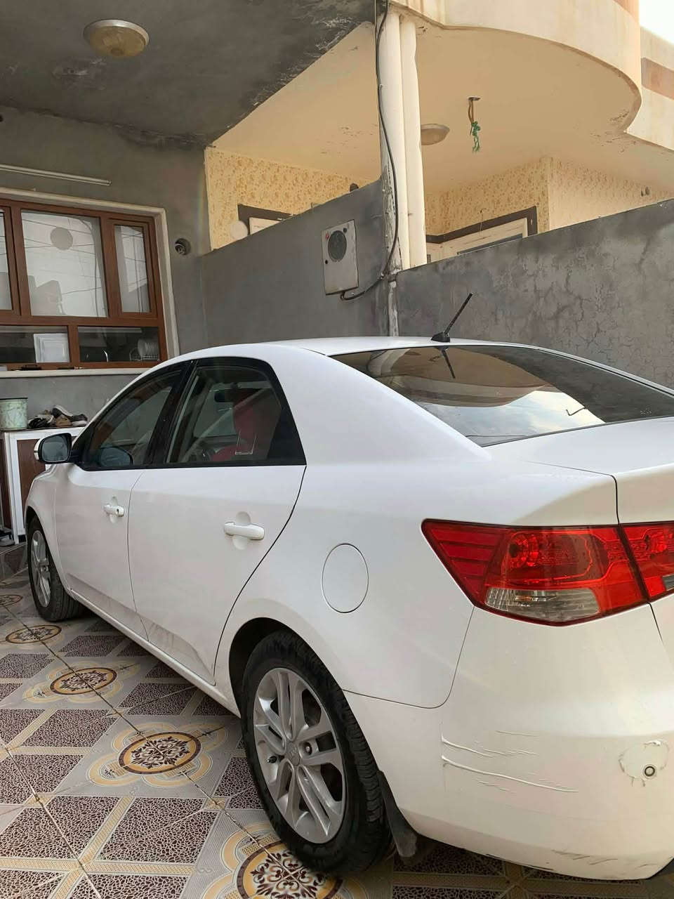 سیراتۆ ٢٠١١ تۆماتیک بێ سبوخ دوگێر ناو سۆر رەقەم و سونەوی نوێ بەناوی خۆمە 
گێرو مەکینە بە شەرت 
مەکینەی نەکرایتەوە تنها قپاخی سەری کرایتەوە 
دەرگەی دواوەی سەکنی لئخشانئکی هەیە رسمم داناوە دەسکاری نەکراوە  واتا دیارە 
لەگەل نەرمە تەزرەیەک بە چاو دیار نیە 
پشت و پئشی کەپسە 
ژم ***********
***********
سحری ٩٨ وەرەقە و مەجالئکی کەم شقلاوة, أربيل
