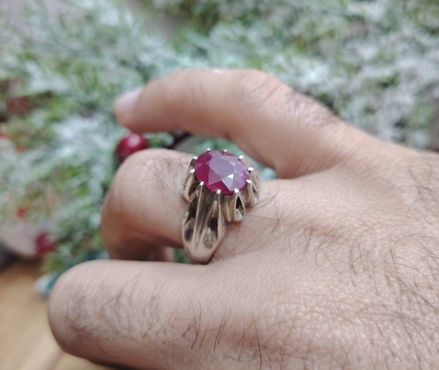 خاتم من الياقوت الافريقي الطبيعي فرط الرمان
صياغة ثقيلة وجميله فضه عيار ٩٢٥
مع شهادة المنشأ وضمان الخاتم الاصلي
يوجد توصيل الى جميع المحافظات
التواصل ع الخاص او ع الواتساب ***********
