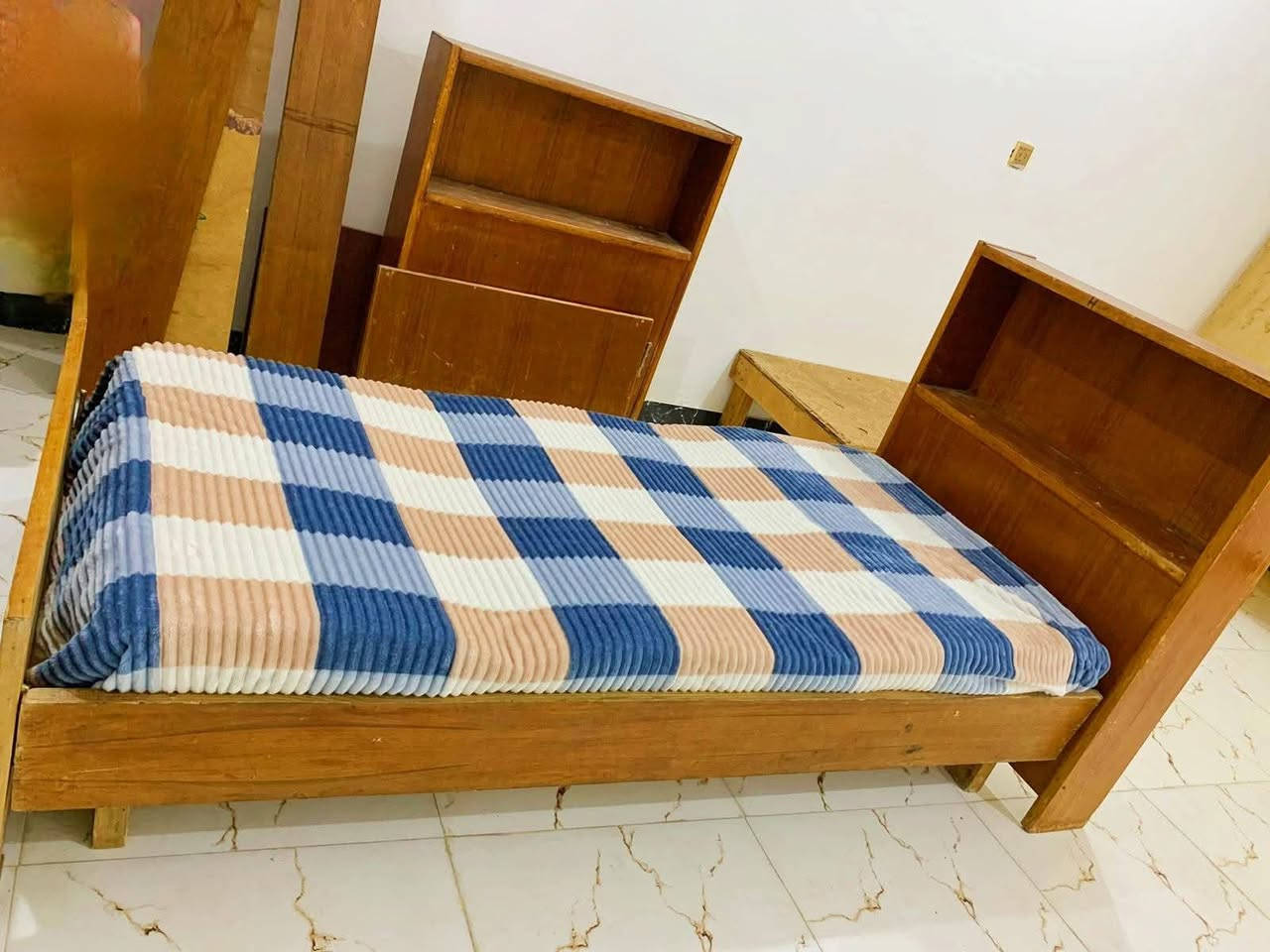 جرباية نفر عدد اثنين تكمه والقران تسكام الاصلي تتحمل وزن حتى لو 250..كلششش اصليىة
سعرهم قفل قفل 160 نظيفات جدا 🎀🎀
خشب انطي بي ضمان عشر سنوات اذا خرب اخسرلكم 
العنوان كوت زين القوس 
سبب البيع اشترينا غرفة كاملة 🌹
الشراي صدك يراسلني او يتصصل ع الرقم 
***********
 🫶🫶🫶
