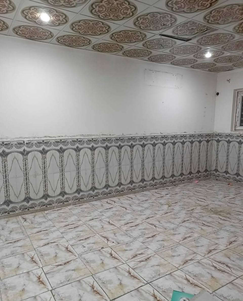 شقة تجارية للايجار الموقع حي ميسان شارع الشريط مقابل مدرسة السبطين الأهلية الابتدائية تصلح مكتب محاماة وعيادة طبية أو صالون تجميل أو قاعة حديد أو معهد للتدريس للاستفسار الاتصال على الرقم التالي ***********
