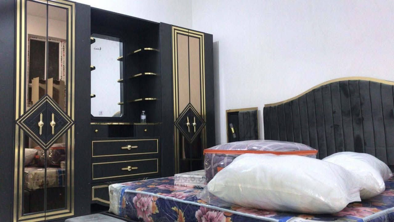 للبيع غرفه اخشاب تركي قطع عشره سعر ٩٠٠ تخم مقاعد ٨ برادت سعر ٥٥٠ ميز ٧٥ وعنوان رمادي رقم *********** للإستفسار
