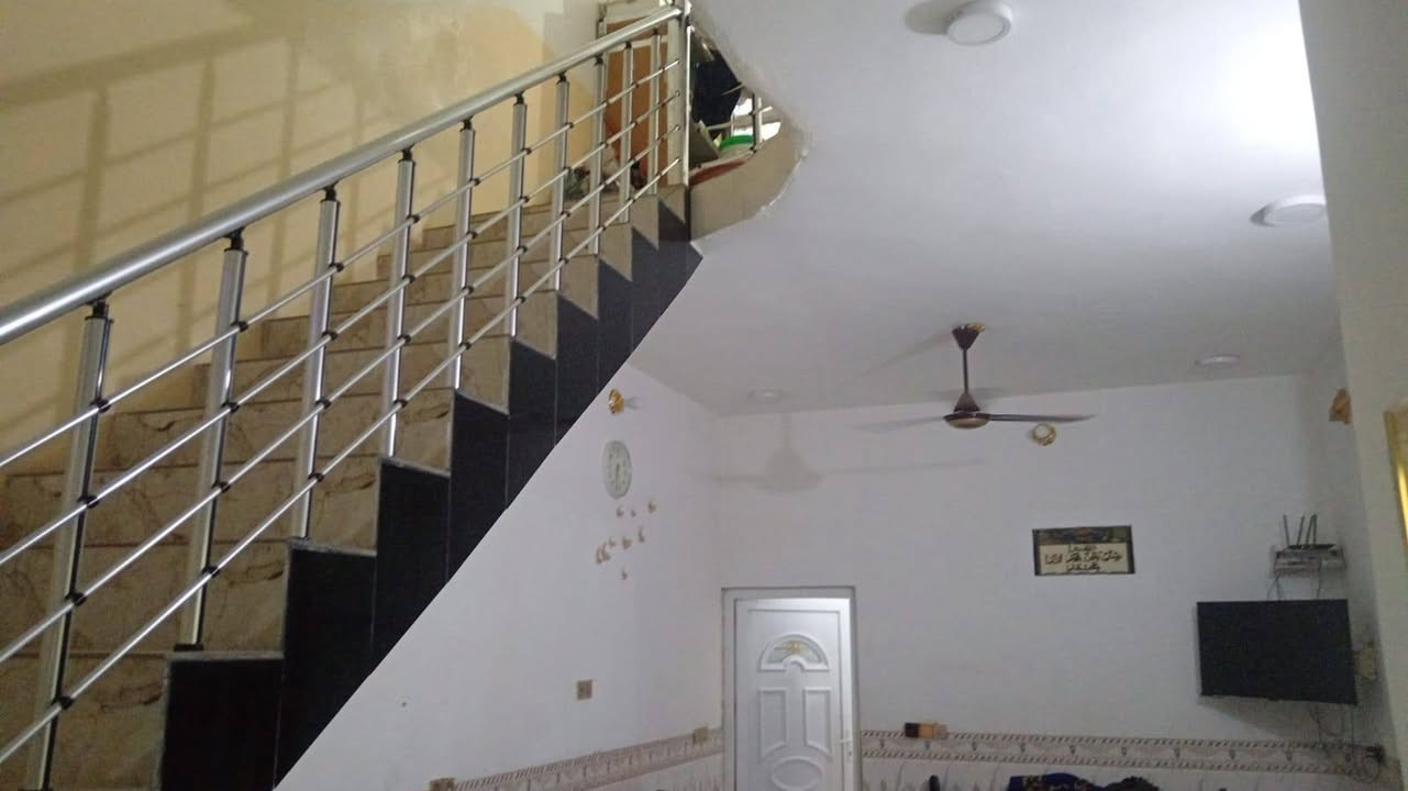 بيت للبيع مساحه ١٣٠متر بناء حديث درجه اولى طابقين في بلدروز كسيرات قرب مدرسة فاطر
عنوان المكتب حي العسكري مقابل المركز الصحي للاستفسار الاتصال على الرقم *********** ***********
