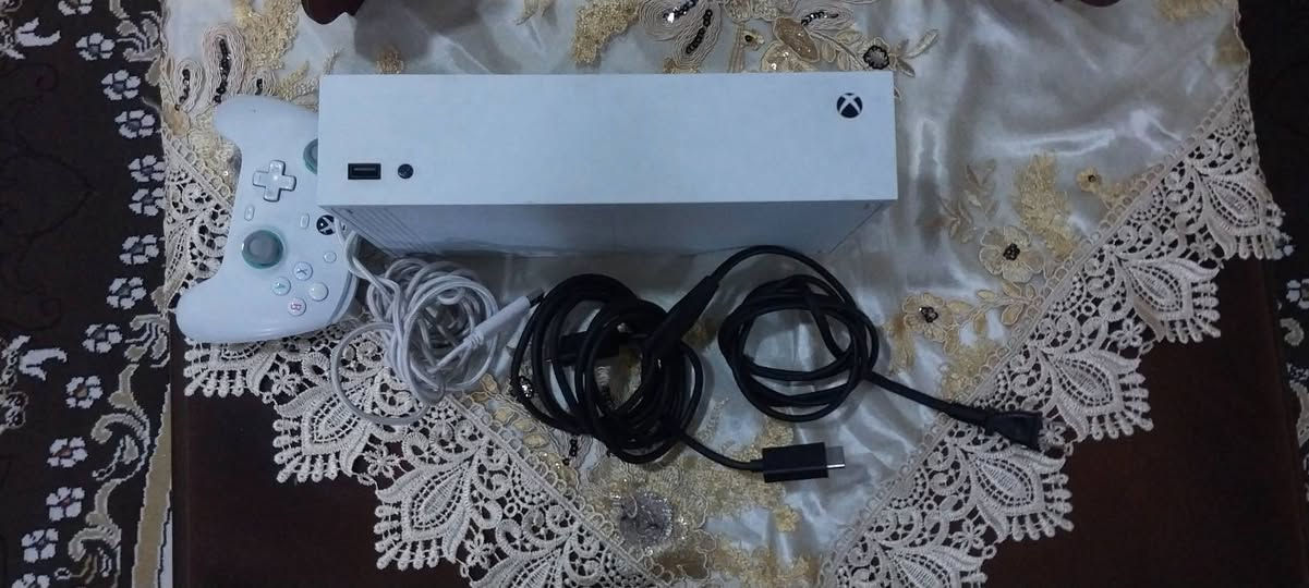 السلام. عليكم اكس بوكس  سيرس مستعمل نضيف درجة اولى s ٥١٢كيكا  أعلى فئة البلي يحتوي علة يدات ثنين يدة السيرس الشركة ويد كيم سير كير مغناطيسي وبطاريات ثنين و شاحنة للبطاريات وبي حسابات قوية كلش اول حساب يحتوي على حساب كراند محسنة وعادية  مهكرات وسيارات محذوفة ولفل عالي وحساب كود قوي شرط أسلحة تطوير وحساب بيس قوي 

السعر 570 وبي مجال 
للتواصل ***********
