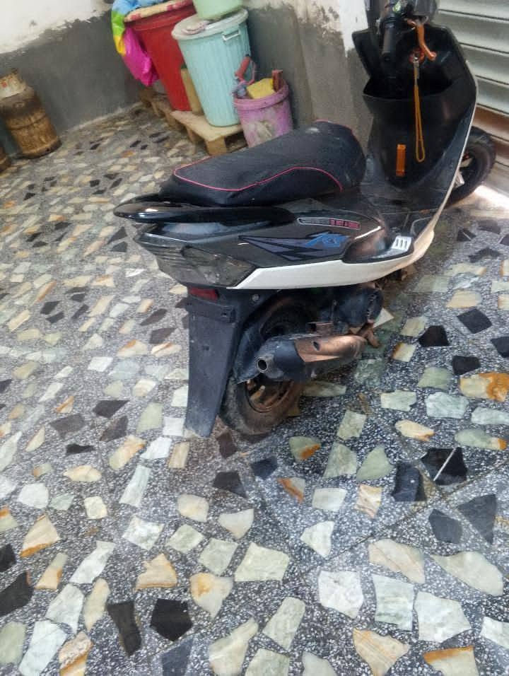 سلام عليكم دراجه ماكس عدله نضيفه مكينه ناعمه ما مفتوحه كهربيات كامله ما ببها نقص سعر 500  وبيها مجال حك الجيه عنواني بغداد المشتل  ماسنجر ما موجود. ***********
