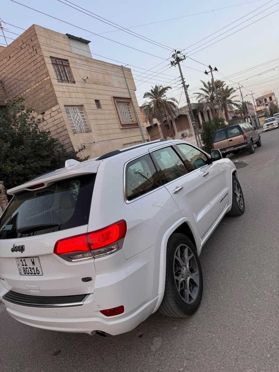 جيب 2020 اوفر لاند خليجي فول معروفه مواصفاتها هواي مكينه 6 سلندر فتحتين جكات خزن ميموري رقم بغداد بأسمي السياره كفاله عامه عدا رشه صبغ بل باب وبل جاملغ الامامي فقط بدون ضربه سعرها 270 للاتصال *********** البصرة, العراق
