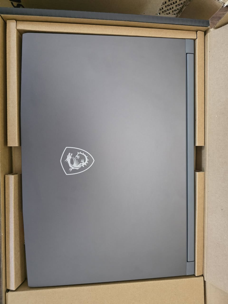 للبيع لابتوب MSI Thin 15 B13VE بحالة الجديد تماماً (كسر زيرو) 🔥
السلام عليكم!
جهاز أخو الجديد، استخدام كلش قليل وبكامل ملحقاته والكرتونة موجودة. لابتوب من شركة MSI المعروفة بأدائها العالي، مناسب جداً للألعاب، برامج التصميم، والهندسة. الجهاز نسخة أوربية كيبورد (US-International).
​المواصفات:
​المعالج: Intel Core i7-13620H (جيل 13، أداء جبار)
​كرت الشاشة: NVIDIA GeForce RTX 4050 (6GB GDDR6)
​الرام: 16GB DDR4 (8GB*2)
​الهارد: 512GB SSD
​الشاشة: 15.6 بوصة، FHD، بتردد 144Hz، مضادة للانعكاس (Anti-Glare)
​النظام: ويندوز 11 هوم أصلي (64bit)
​اللون: رمادي كوزموس (Cosmos_Gray)
​ملاحظة:
الجهاز نظيف جداً وبكامل أغراضه، والسعر أريد تقييم من أهل الخبرة لأن الجهاز شبه جديد.


**إذا كنت صاحب هذا الإعلان وتريد حذفه لأي سبب، رجاءا أرسل رسالة إلى الدعم الفني**