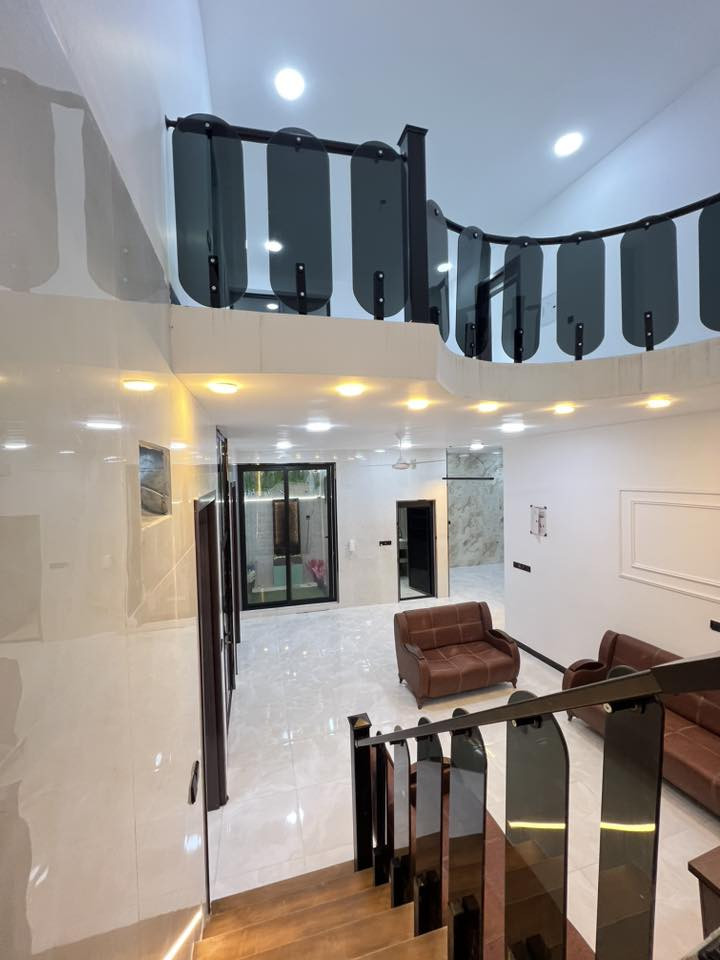 السلام عليكم بيت للبيع مساحه 200متر 
يحتوي على 5غرف نوم 
يحتوي على 3صحيات 
يحتوي على صاله كبيره 
استقبال +مطبخ 
كراج سيارات +حديقه متنفه للبيت 
البيت بالحقيقه أجمل من الصور 
اي استفسار إلاتصال ***********
