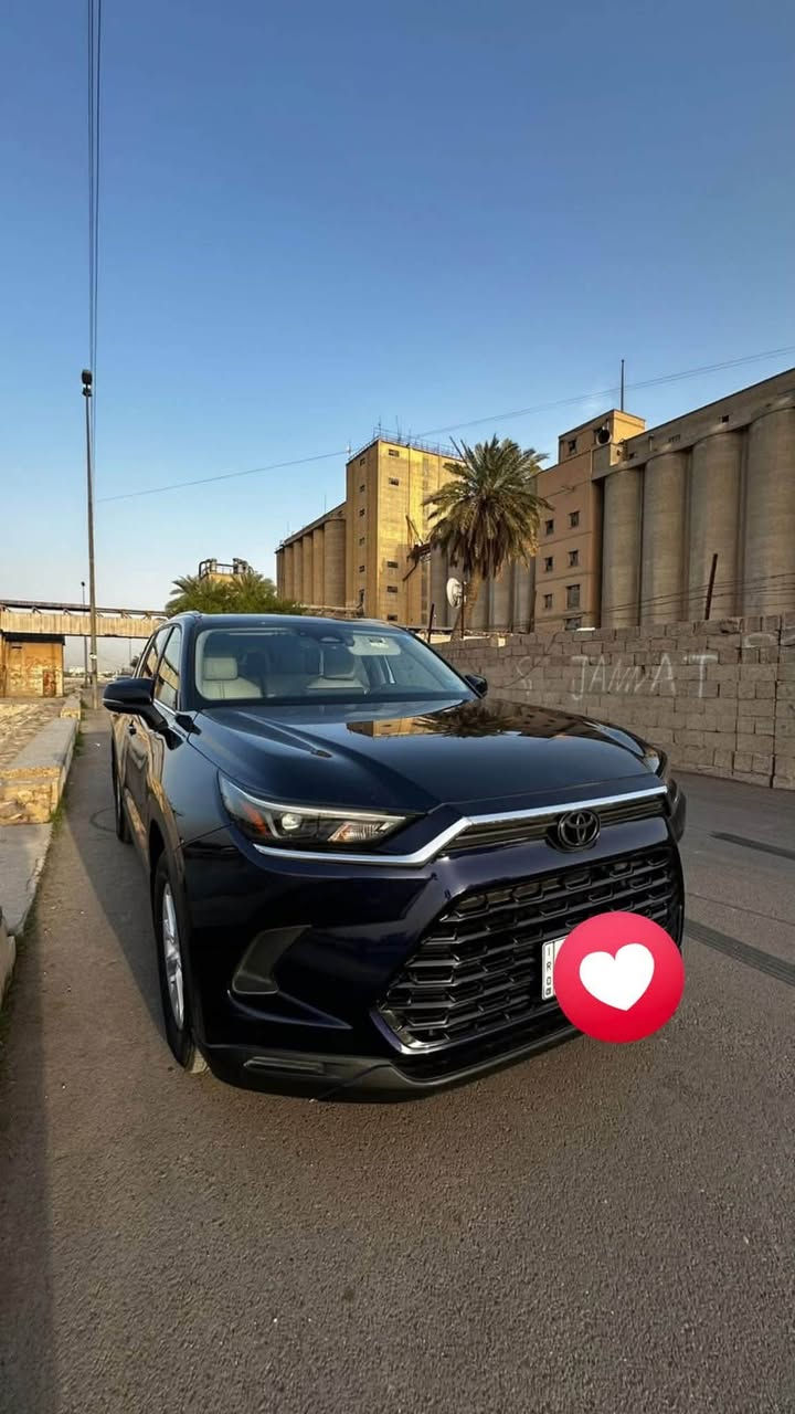 للبيع سيارة Toyota Grand Highlander موديل 2024 XLE.
السيارة بمواصفات راقية وحالة ممتازة، ماشية قليل جداً.
 المواصفات والداخلية:
العداد: 29,000 كم .
المقاعد: جلد أصلي، نظافة 100%.
شاشة كبيرة، رادارات (TSS 3.0)، تشغيل عن بعد، حساسات، وأنظمة القيادة الحديثة.
 حالة الحادث:
الضرر: حادث جانبي فقط (تم استبدال باب السائق + الباب الخلفي نفس اللون).
الايرباك: الايرباك الأمامي (الستيرن والدشبول) سليم وبلادي 100% .
الشاصي والمقدمة: سليمة ومكفولة، الضربة بعيدة عن المحرك والمقدمة.
التصليح درجة أولى والسيارة رجعت لحالة الوكالة.
 ملاحظات:
السيارة جاهزة من كل شيء (تبريد، ميكانيك، صدر) .
للاستفسار 
***********
