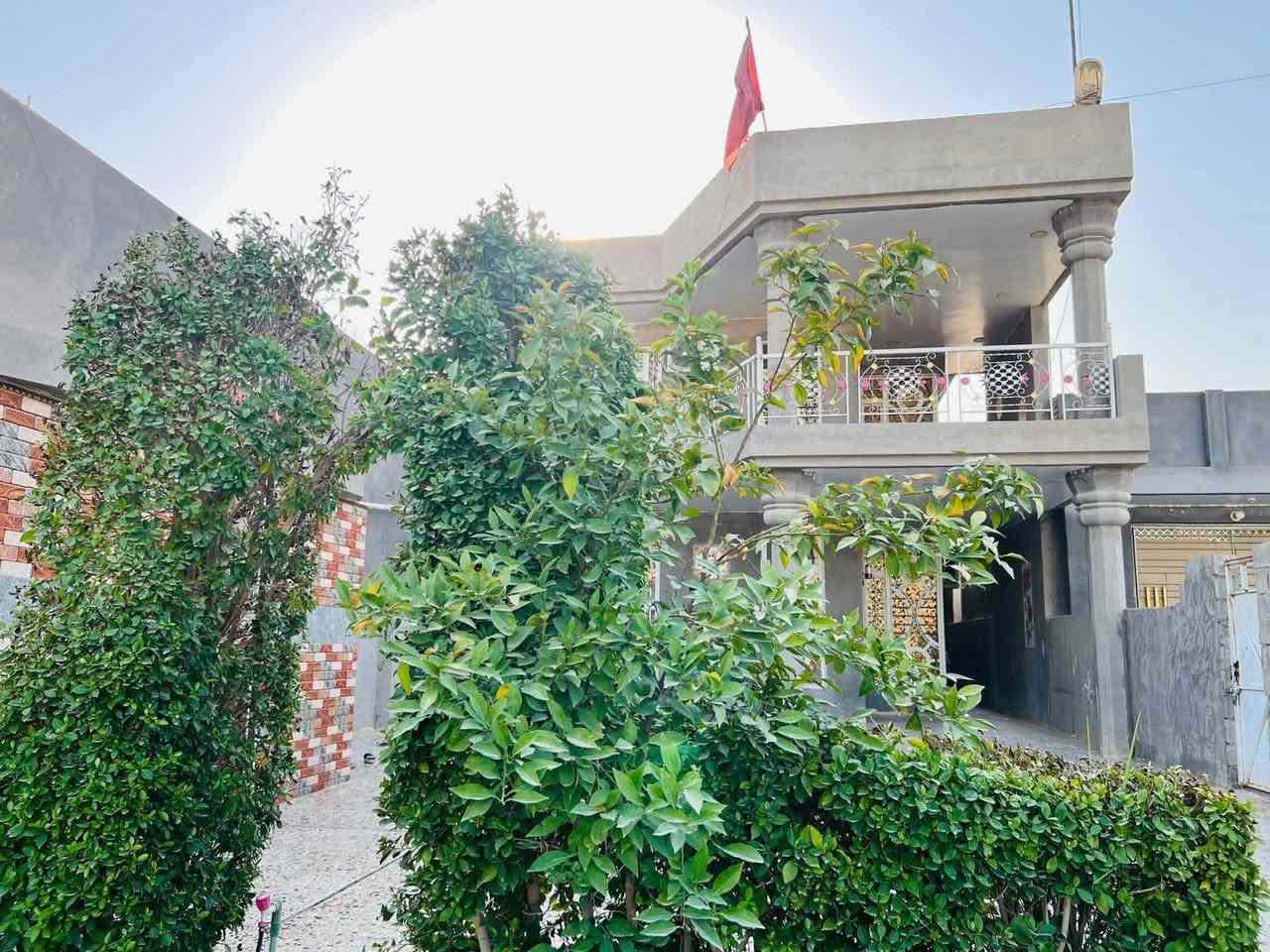 السلام عليكم بيت للبيع مساحه ربع دونم زراعي جاهز  من كلشي طابقين   الطابق الاول يحتوي على استقبال مع كلدور مع هول مع صالة مع غرفة مع حمام مع مطبخين داخلي وخارجي مع الصحيات الداخلية والخارجية والطابق الثاني يحتوي على غرفتين نوم مع صالة كبيره الخدمات خط مولد مع المجاري خارجية مع نت مجاني مفتوح ولا السلامه للاستفسار اكثر الاتصال على الرقم ***********
