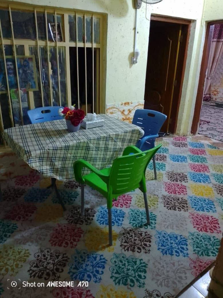 السلام عليكم
دار للبيع . الموقع حي الجزائر خلف الرعاية الأجتماعية 
مساحته البيت 180متر مربع دولان كونكريت 
تفاصيل الدار :✨
 .غرفتين نوم 
 .وصالة _ صحيات 
 . حديقة خلفيه كبيره 
الأستفسار اتصل ع رقم ***********
