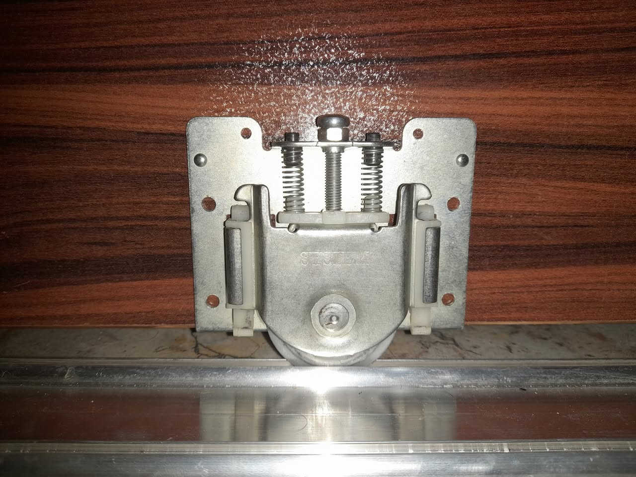 فتح وشد جميع انواع غرف النوم وتصليح الغرف التركية وتبديل سجة باب السلايت وتبديل الجروخ
