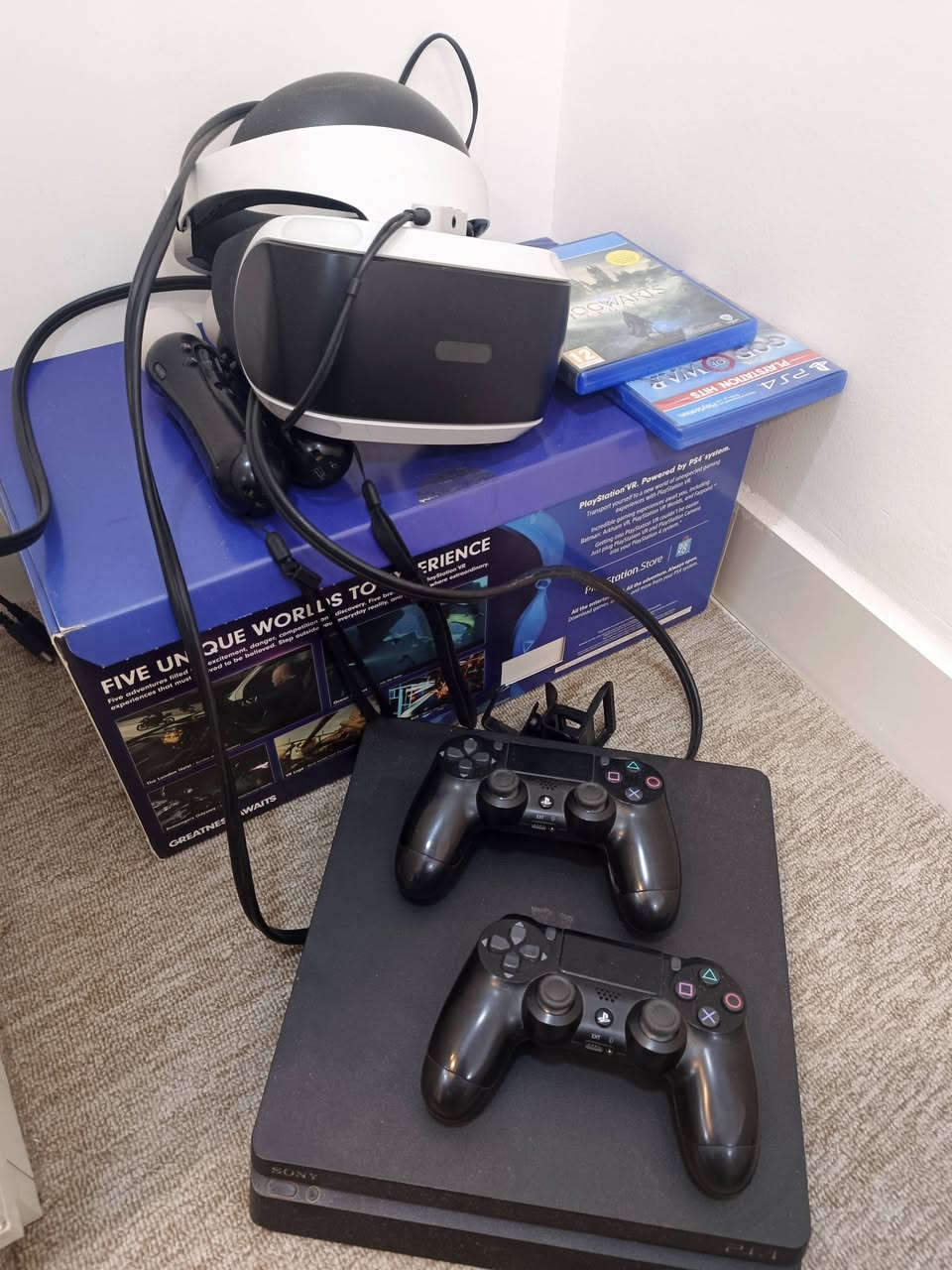 VR كامل وشغاله النضاره ونضيفه بس مدخل اليوسبي عطلان بس تبدله بل بلي الصغير مالها وبلي فور يدات ثنين وشواحن وأقراص  FIFA 21 god of war 2018 للتواصل ***********واتساب
