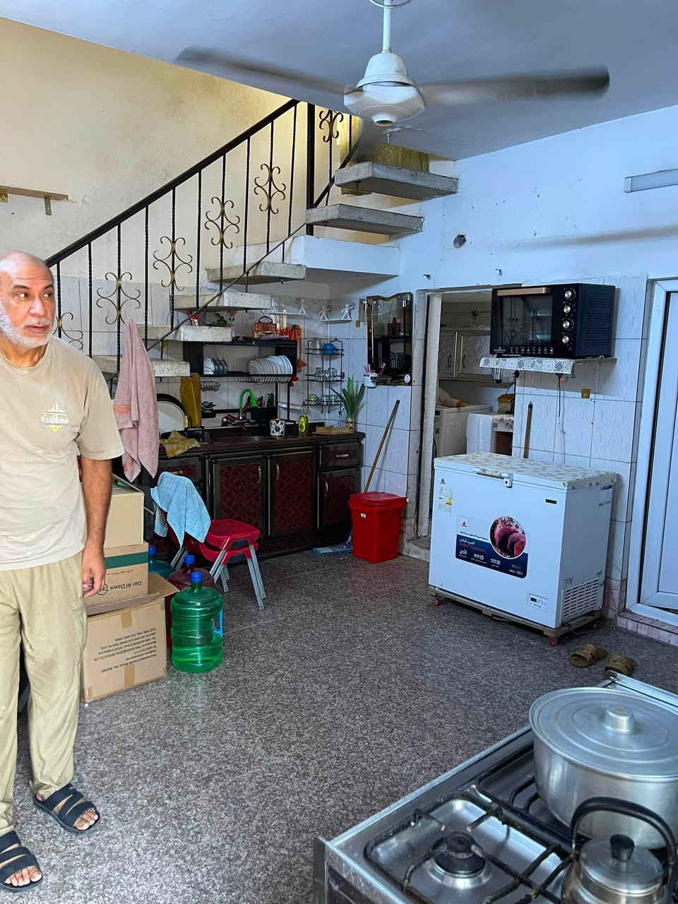 (مكتب الوليد شعب شارع عدن ) الايجار 
سلام عليكم يتوفر بيت مساحه 130متر منطقت الشعب شارع عدن صاله ستقبال ثلاث غرف نوم حمامات 1 كراج ومنور ومطبخ /لليجار /***********ابو علي
