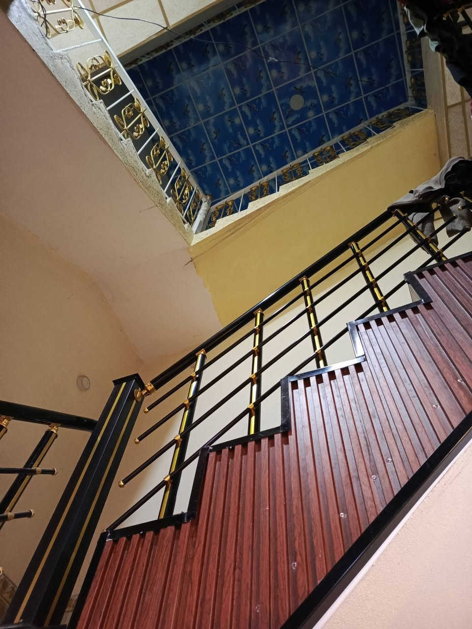 � للبيع بيت في ديالى / الخالص – حي الخويلص

📏 المساحة: 300 متر
🏠 مساحة البناء: 200 متر
📜 الملكية: طابو ملك صرف

يتكون البيت من طابقين + بيتونة (طابق ثالث صغير):

🔹 الطابق الأرضي:

 • غرفتين نوم
 • صالة واسعة
 • مجمع صحيات
 • مطبخ حار وبارد
 • استقبال 
  •  وهول
 • ممر فاصل بين الهول والاستقبال
•حديقة خلفية 

🔹 الطابق الثاني:

 • ثلاث غرف نوم
 • صالة
 • سطح واسع
• مجمع صحيات 
🔹 الطابق الثالث (البيتونة):

📍 الموقع مميز وهادئ في حي الخويلص – قريب من الخدمات والمدارس والأسواق.

📞 للتواصل والاستفسار:
(‏‪***********‬‏
