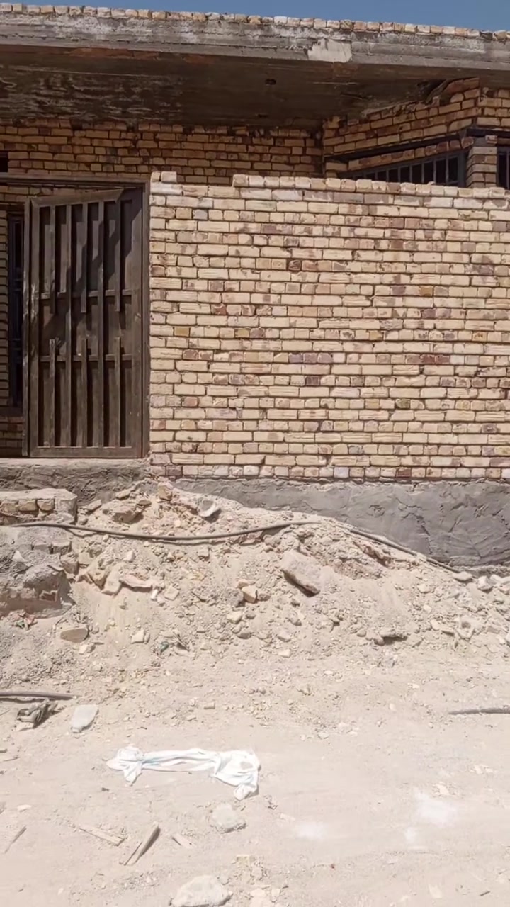 السلام عليكم بيت للبيع في حي الامامين قريب على الامام الحسين المساحه 100م الواجه 8 والنزال 12 ونص بناء حديث صب كونكريت ماي مجاري كهرباء كله كامل مجاري عامه  يحتوي على استقبال وصاله وغرفة نوم ومطبخ وحمام داخلي وحمام خارجي السعر 43 وبي مجال قليل ***********
