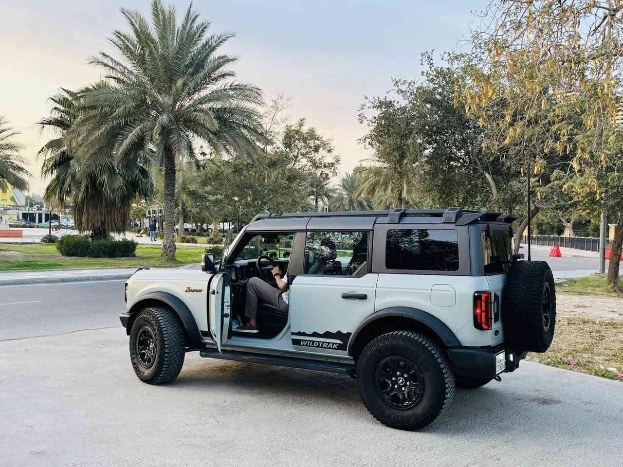 Ford bronco wildtrak 2023
اعلى فئة
محرك V6 تون توربو

عداد 26 mi

ومغلفة BBF طافي 

4 كامرات وشاشة جبيرة

و5 دكم

دبلات فوكس بلادي

وسبيسر ويل 

سستم صوت ودمام

ومودات قيادة مع السبورت (عزم وصوت)

السيارة فول اكسسوار من الداخل والخارج

ومن الداخل مغلفة عزل صوت كامل الغرفة حتى السقف موضح بالصور

مبدل جاملغ نفس اللون مع بارد بالباب وتكحيل بسيط

بدون ايرباك بدون دواخل 

صور الحادث بالمنشور

بغداد/ السيدية

تلفون /***********
