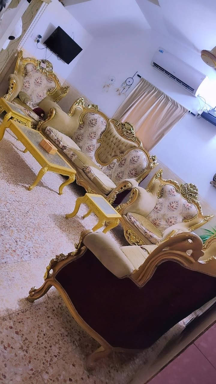 تخم ملكي مصري خشب زان مصري 
2قنفات و4 كراسي و4طبلات وحده جبيره و3اصغار 
سعر 750 وبي مجال 
لاستفسار اتصال على رقم ***********
