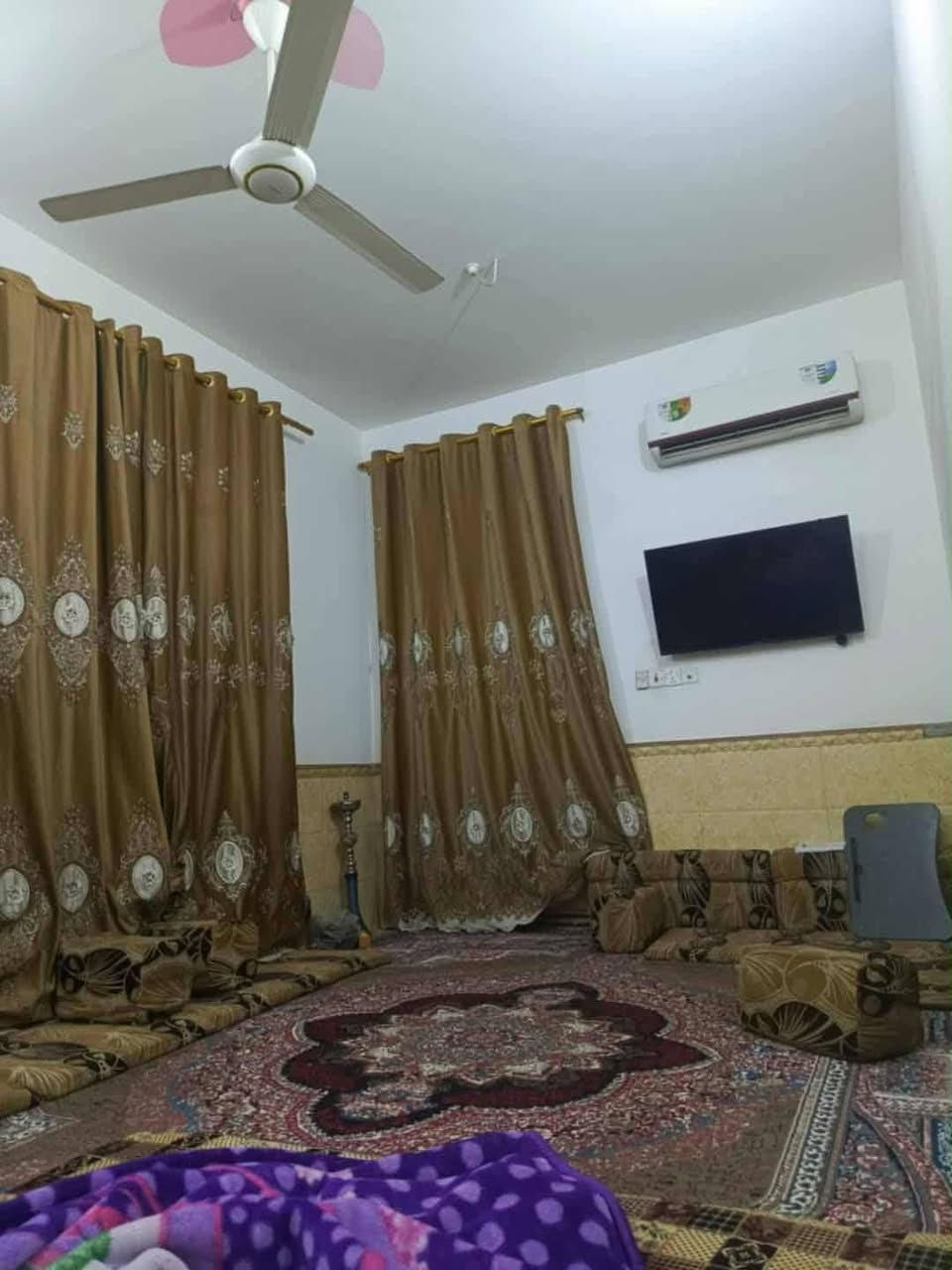 سلام عليكم عندي بيت 100 متر حي الوفاء داله جامع ام البنين شارع تبليط ارض الشارع 15 البيت قريب على الشارع العام الرئيسي السعر 137 البيع مستعجل رقمي موجود وبي مجال اللي يحب يخابر البيت طابقين بي ثلاث غرف منام البيت حلو نظيف***********☎️📞
