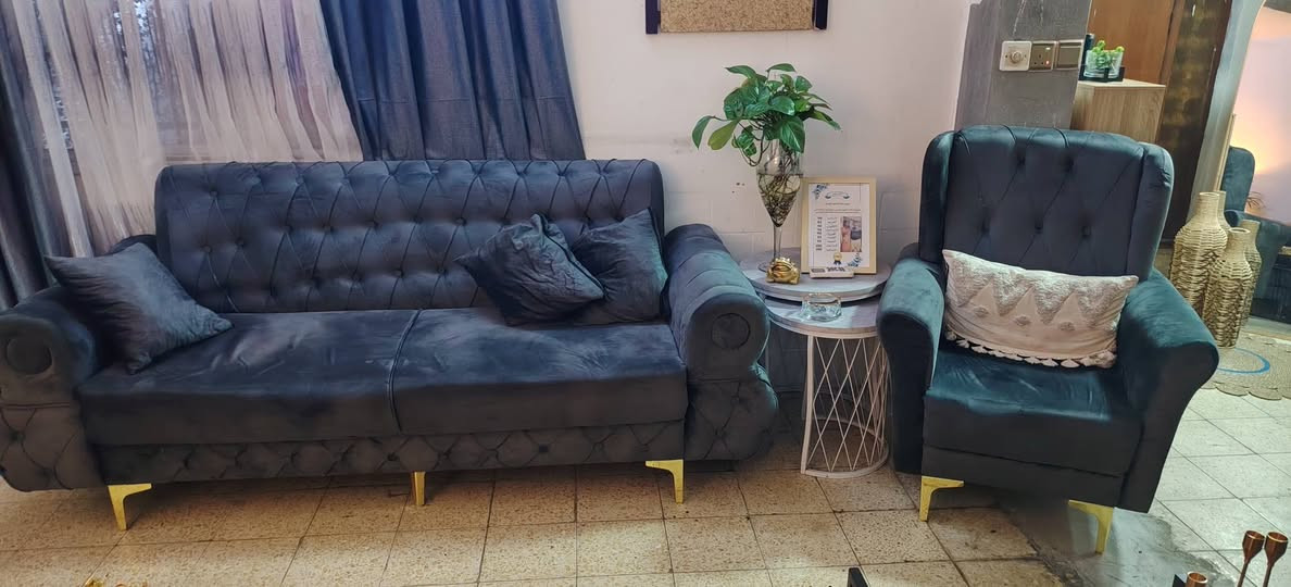تخم عشر مقاعد مابيه اي عيب لون رصاصي سعر البيع ٥٠٠  مكاني حي الجامعة
***********
