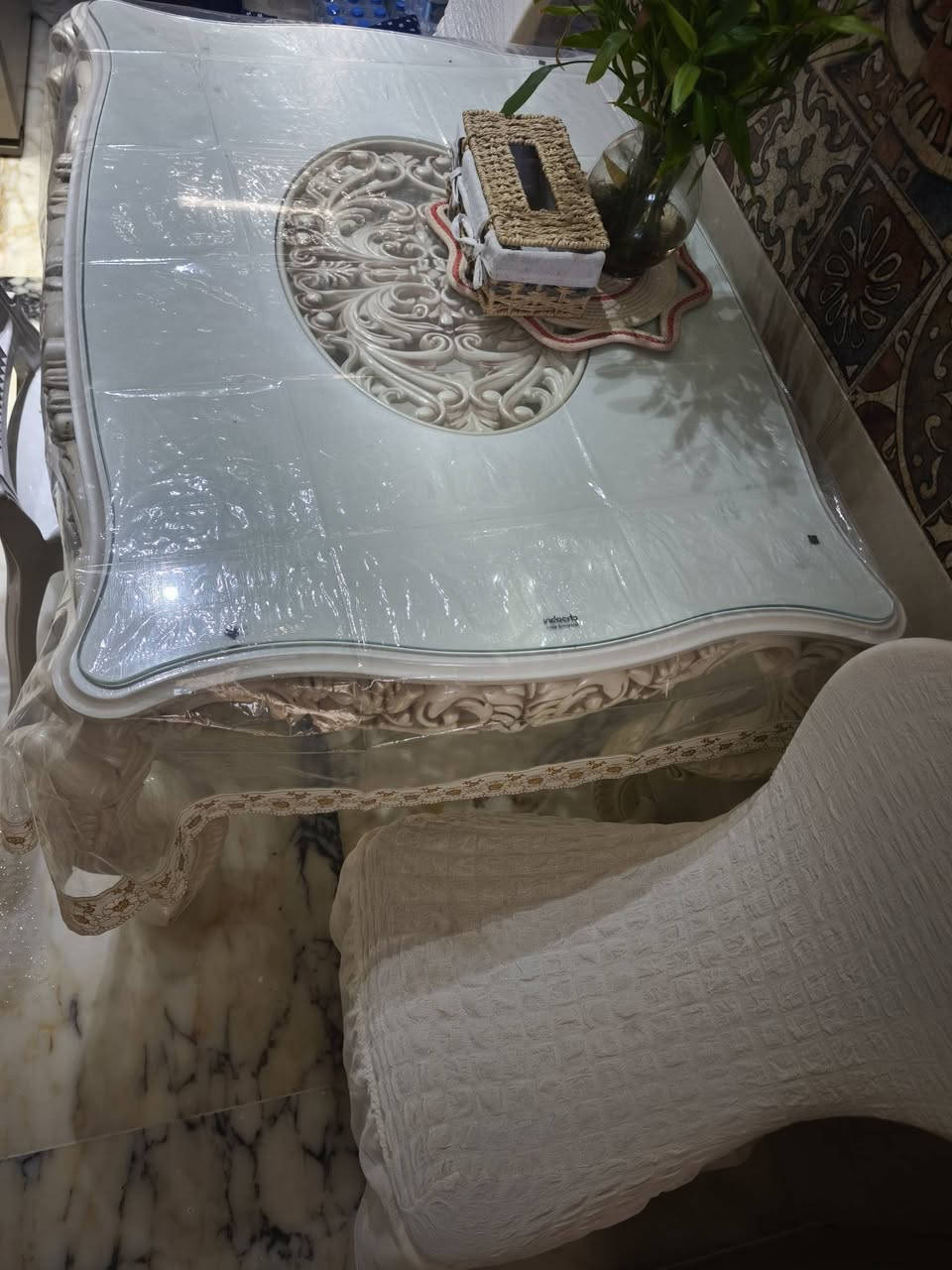 السلام عليكم، ميز طعام صالة أو مطبخ نظيف جدا استعمال عائلة مع كراسي رئاسية عدد ٤ للاستفسار الاتصال على الرقم *********** المكان الكفاءات شارع الزيتون .
