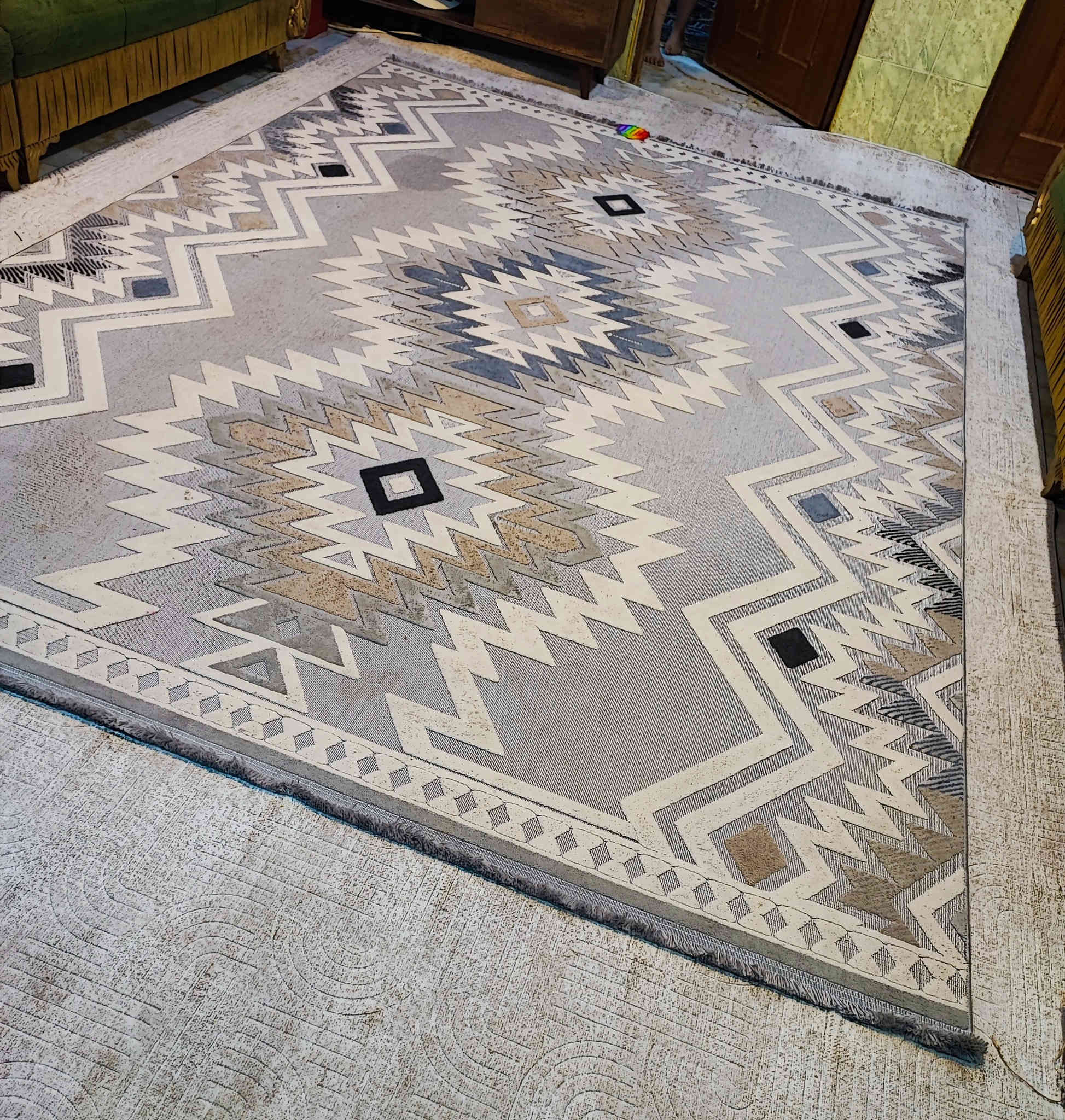 ديوان حطاطه 12مقعد لونه زيتوني  شغل الموصل     
  للبيع خشب بلوك اسود 
   نظافة 95 ‎%‎      
📍المكان تكريت حي القادسية 
📞للاستفسار على *********** وكاربت اخذنا المتر ب١٠وزليه بوهيمي تخبل سبب البيعه زغيره بل صاله
