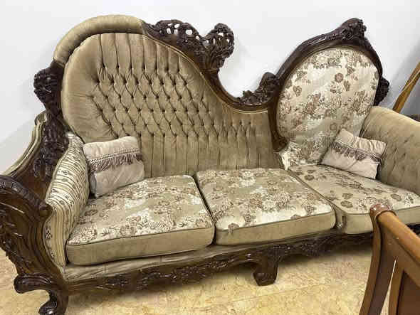 للبيع تخم مستعمل قليل مصري يحتوي ع اربعه كراسي وحده جبيره وحده وصط مكاني الحريه للستفسار ***********
