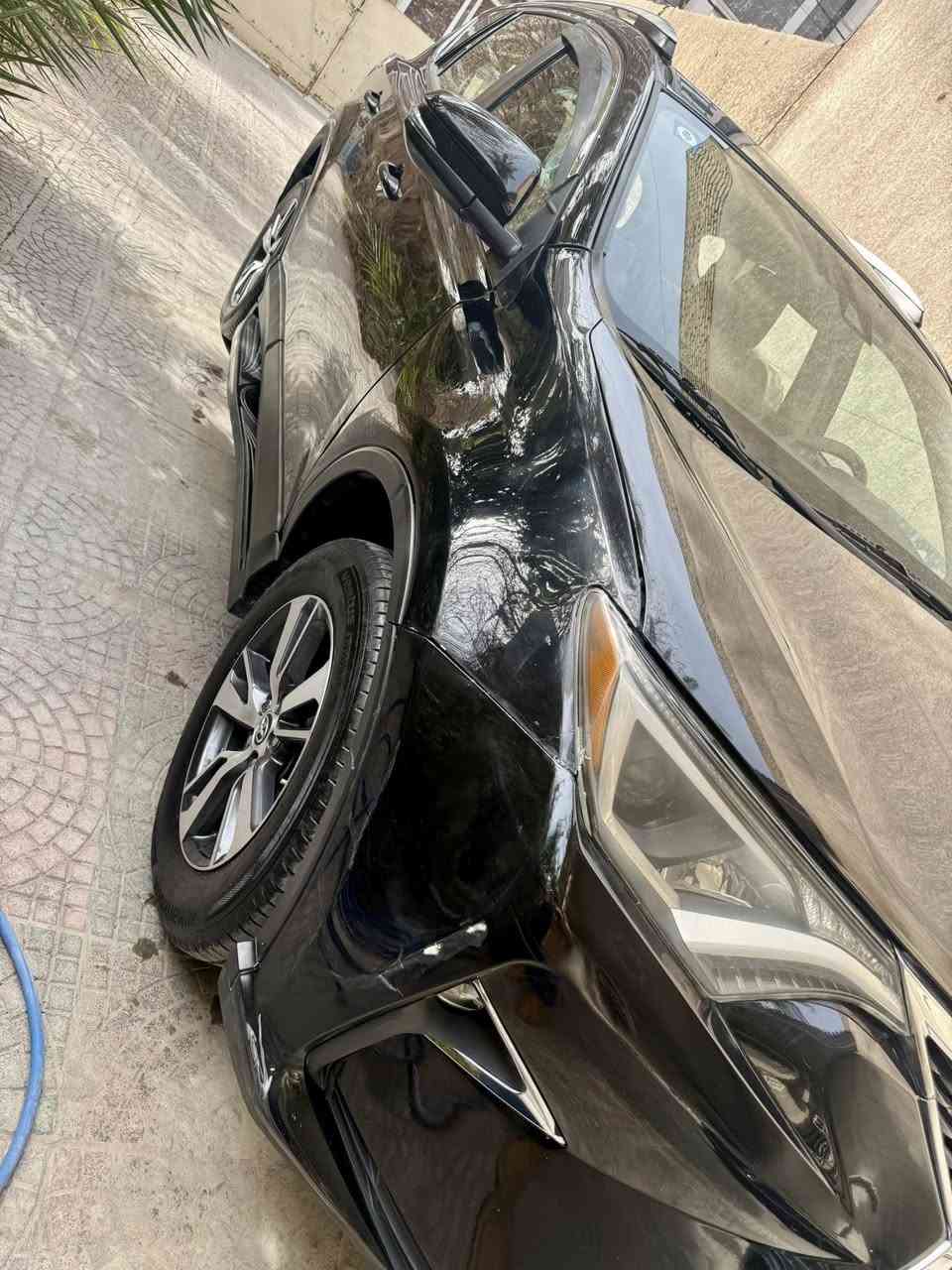 السلام عليكم 
راف فور 2018 بانزين مواصفات XLE فتحه سلايد  وبصمة وصندوق كهرباء ولايت زنون وكامره خلفية وشادلها شاشه اندرويد وكار بلاي 
الضرر موضح بالصور 3 قطع صبغ فقط ماشية 45 الف وسنوية جديده وهزه جديده 
السعر 155 ورقة 
للاتصال ***********
