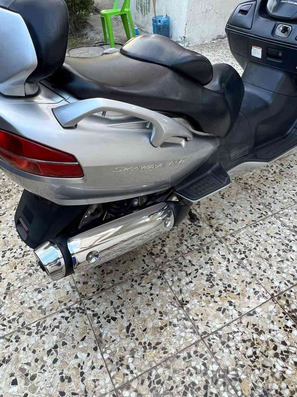 سلام عليكم
سكاي ويف ٦٥٠ 

دراجة بلادي مال رمبة

كهرباء كلها شغالة

محرك طيارة😅

فرامل ABS

بوار مود شغال

كير اوتو +تيبيترونك

مكفولة كفالة عامة

بنزين محسن +دهن ممتاز

مرايات كهرباء

نظام ضؤء اوروبي

ويل نضيف جدا
ماشية ١٧وقابل للزيادة

تيرات نضيفات
***********
تواجد الناصرية
