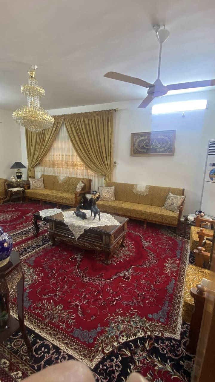 للبيع   حي القادسيه قرب جامع الحمد
البيت يحتوي علئ  استقبال مع مخزن داخلي  وهوال داخلي وموزع

ومطبخ  و غرفتين نوم

الطابق الثاني غرفتين نوم وهول وموزع ومطبخ

مساحه 400 متر 

بناء 90 بس لبيت كلش مرتب 

***********
