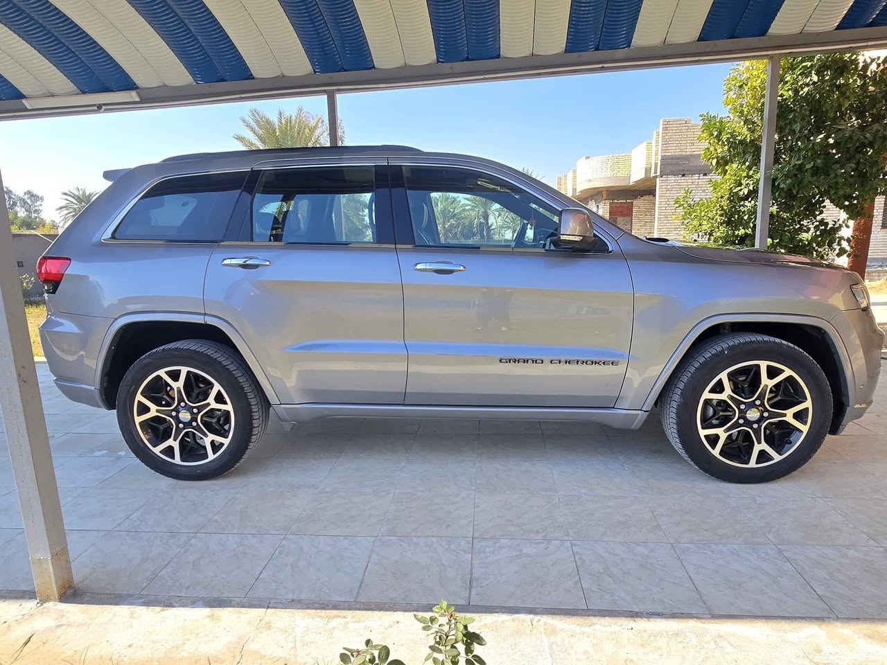 السلام عليكم
جيب موديل 2019 خليجي للبيع 
رقم اربيل ب اسمي تحويل او وكاله ماشية 90 الف حقيقي تخم تاير حدادية جديدة سيارة فول مواصفات 
السيارة مكفولة من كلشي بيها شبر صبغ بالجاملغ الامامي الايمن فقط 
بصمة⁩
محرك كير مكفولات ⁦
تبريد قطعتين 
كروز سرعة
بانوراما  
جنطة كهربائية ⁦
ستيرن كهربائي ⁦
حساسات  خلفية 
 اوتو ستارت  
انارات ترحيب 
تشغيل عن بعد 
 لدات داخلية  
شاشة جبيرة 
صدر امامي خلفي جديد 
داخل جلد   
لايت زنون  
منفذ USB امامي خلفي 
حساس مطر 
ويل 20مع تخم تاير جديد ⁦
هزة وفحص جدد+سنوية جديدة   
كشنات تدفئة امامي وخلفي +تبريد  
نظام  GBS 
وضعيات قيادة 
نقاط عمياء +كاميرا خلفية 
دمامي خلفي
مري هيتر 
كشنات خزن 
نظام ايكو 
اشاير بلمري 
دخول ذكي

السعر 283 بيها مجال
*********** بغداد, العراق
