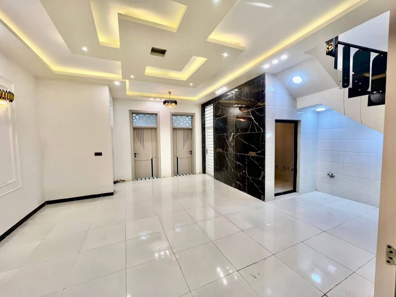 محبي الأناقة والجمال! 🏡 فرصة لا تعوض! منزل بمساحة 150 متر مربع للبيع بسعر مغري جداً 💸💸!
الموقع: النجف، مقابل ملحق قرية الغدير 🏛.
للتواصل والاستفسار:  *********** 📞📞. لا تدع هذه الفرصة تفوتك
