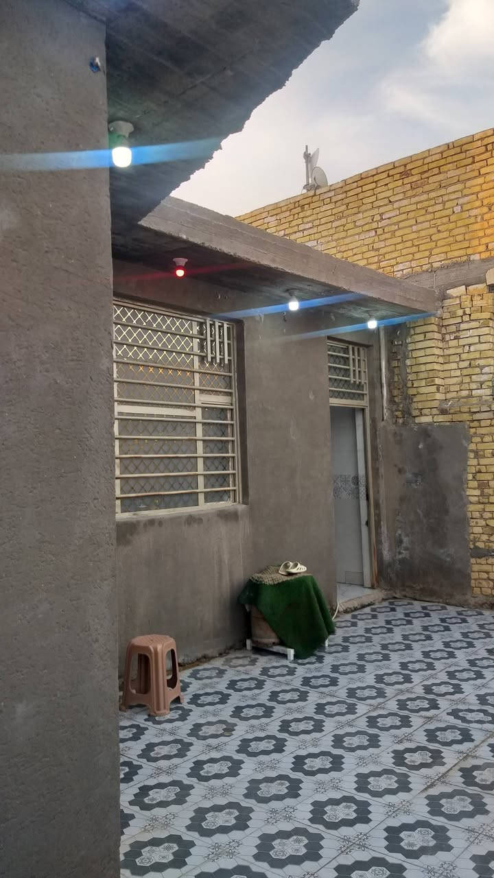 السلام عليكم دار سكن للبيع حديث البناء درجة اولئ في الكوت منطقة حي الحكيم نزلة علاء غريب مساحتة 225م وشارعة 10م يبعد عن الشارع العام 200م البناء طابوق درجة اولى والسقف صب مسلح والارضية والجدران سيراميك ويتكون البيت من غرفتين نوم وصالة واستقبال ومطبخ وبيتونة كبيرة وصحيات داخلية وخارجية ومرقم من قبل البلدية السعر 82 وبي مجال الاستفسار الاتصال على هذا الرقم ***********
