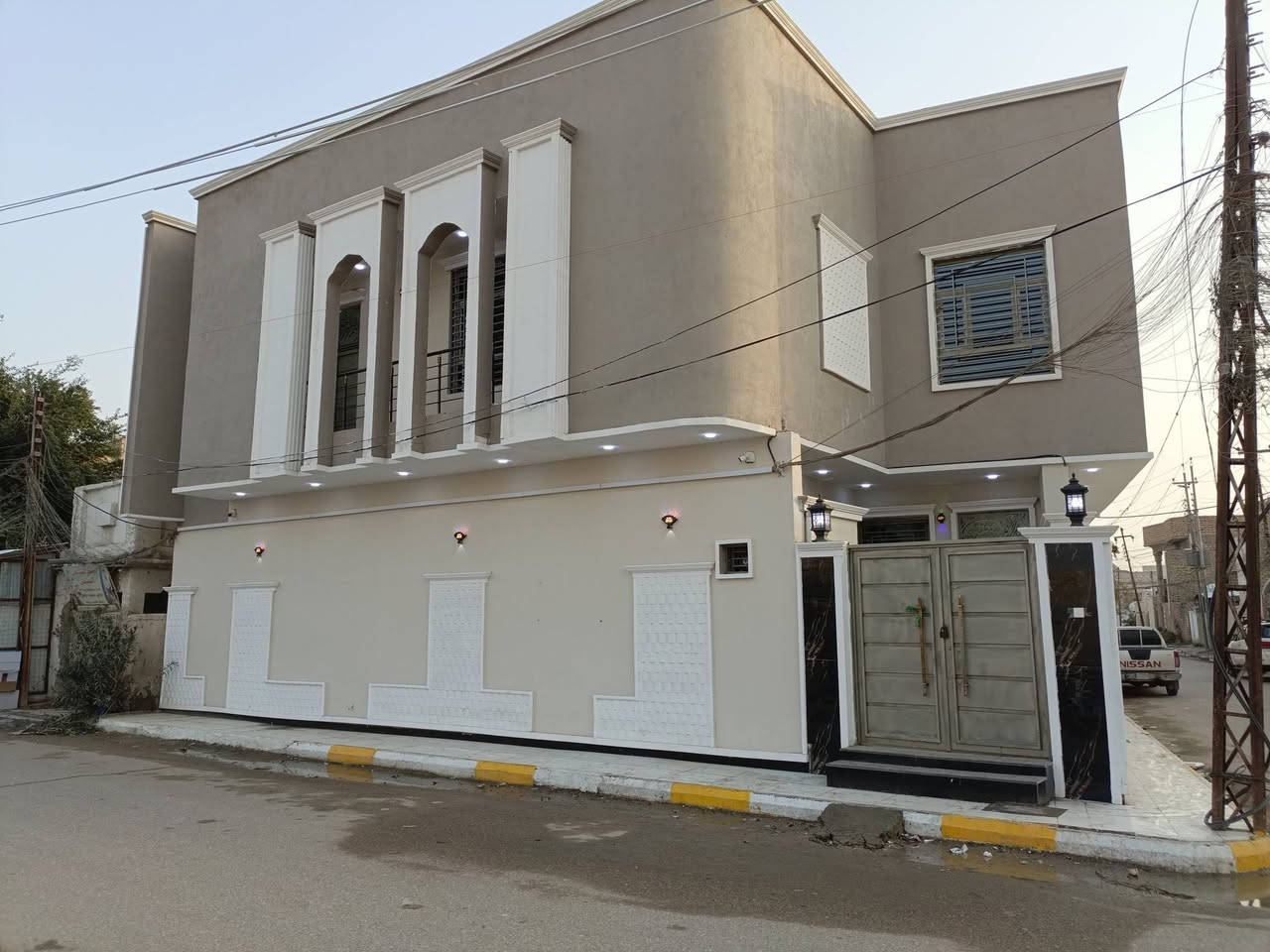 يوجد لدينا دار سكن للبيع ١٨٠م ركن طابقين بناء حديث مسلح حي اريدو قرب مطعم غليون قرب جامعة العين الطبيه الي باريدو ٦غرف نوم صالتين وديوانيه ومطبخ وصحيات داخليه وخارجيه للاستفسار الاتصال على الرقم ***********
