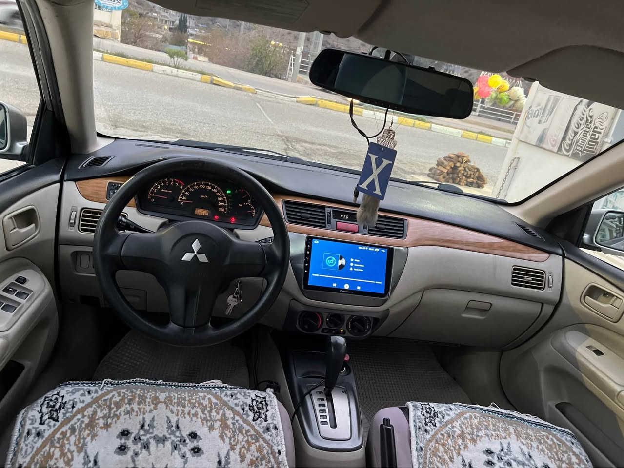 لانسه ر مؤديل ٢٠٠٩ گير تؤماتيك مه كينه گه وره ناو زه رد شاشه ئايپاد و كاميره يه سه ياره يه كى زؤر بي مه سره فه و باكه سه نه وي تازه يه ٤ بارجه و به له يه كى  بؤياخه بي ناو كرتن  قرجيكى بجوكي هه يه كه شايه نى باس كردن نيه جال و شوخت و كارتي نيه ده عامى بؤ ده عامي به شه رت  
***********
*********** دخان, السليمانية
