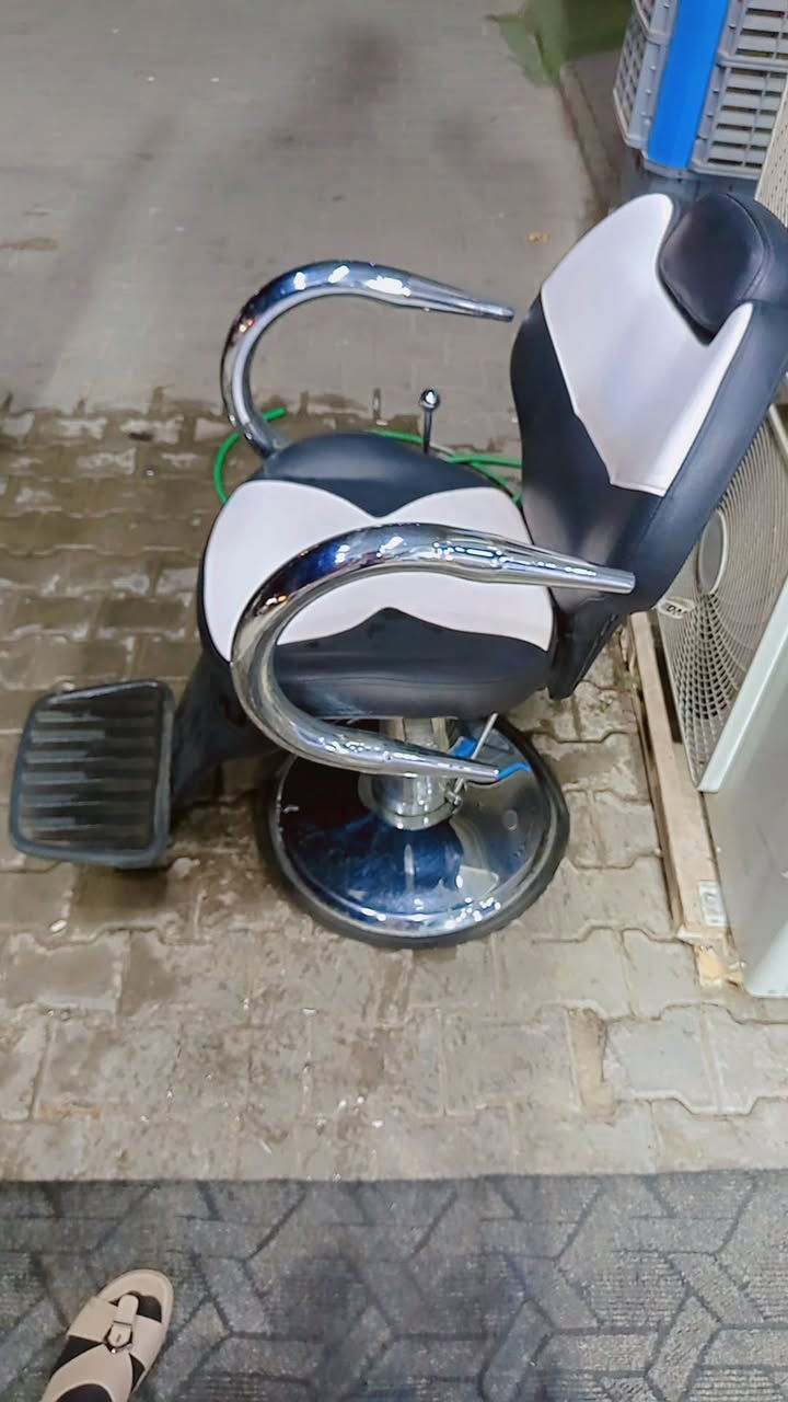 للبيع كراسي حلاقه مكاني نجف ***********
